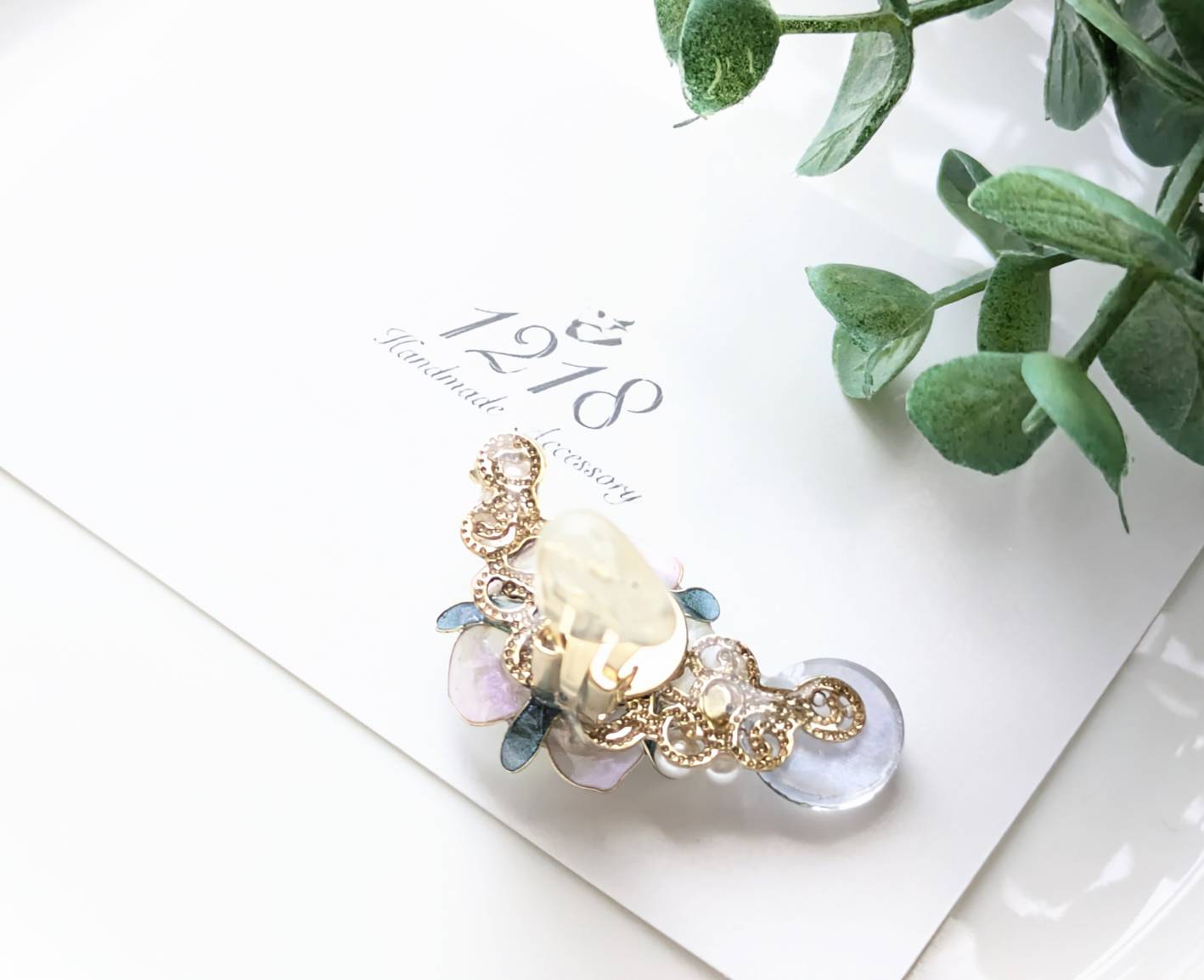 夜と朝明かりに染まる花 イヤーカフ