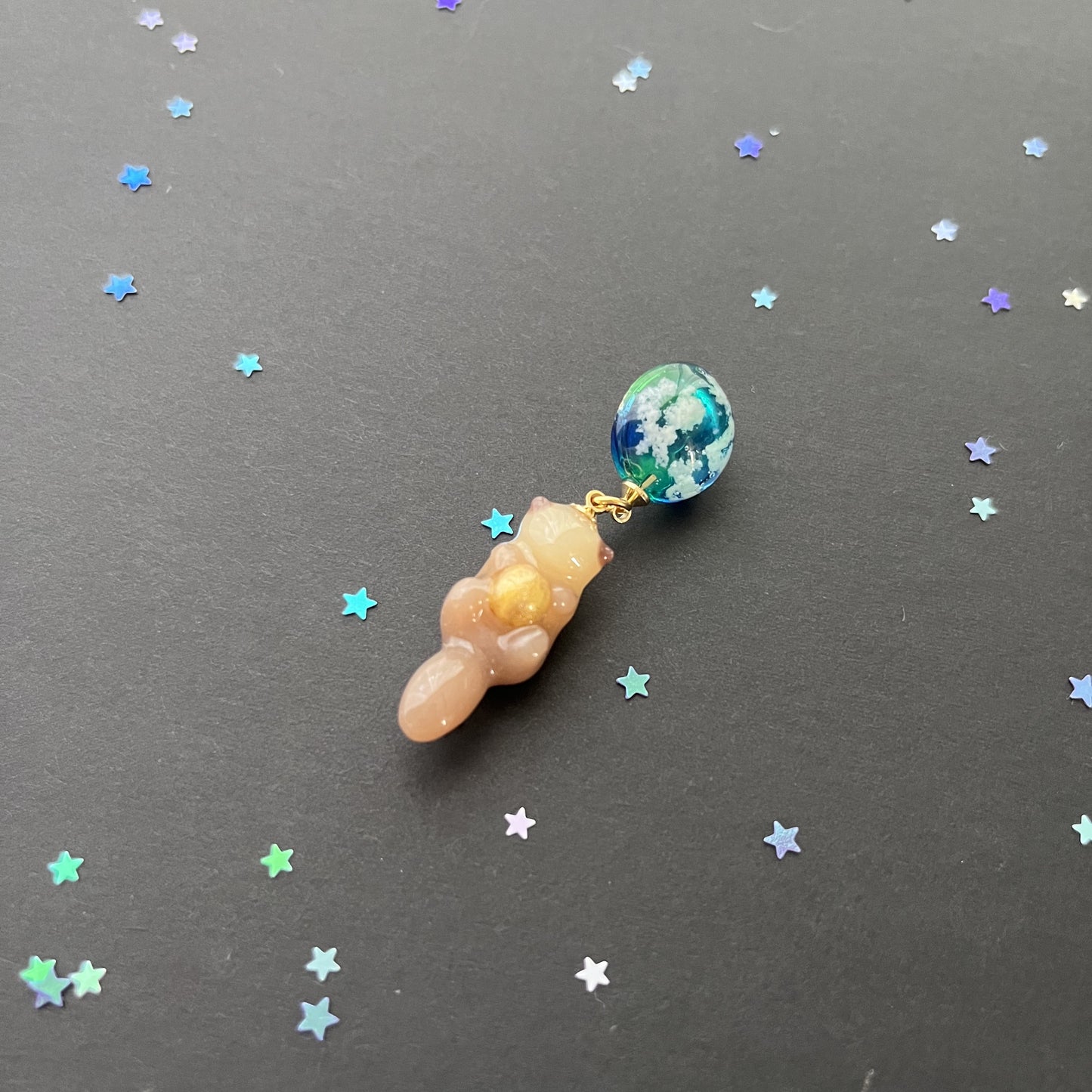 満月と旅するラッコの宇宙旅行ブローチ