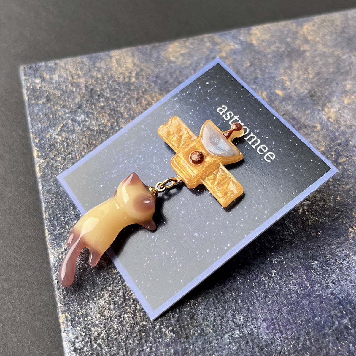 satelite cat  人口衛星と旅する シャム猫のブローチ