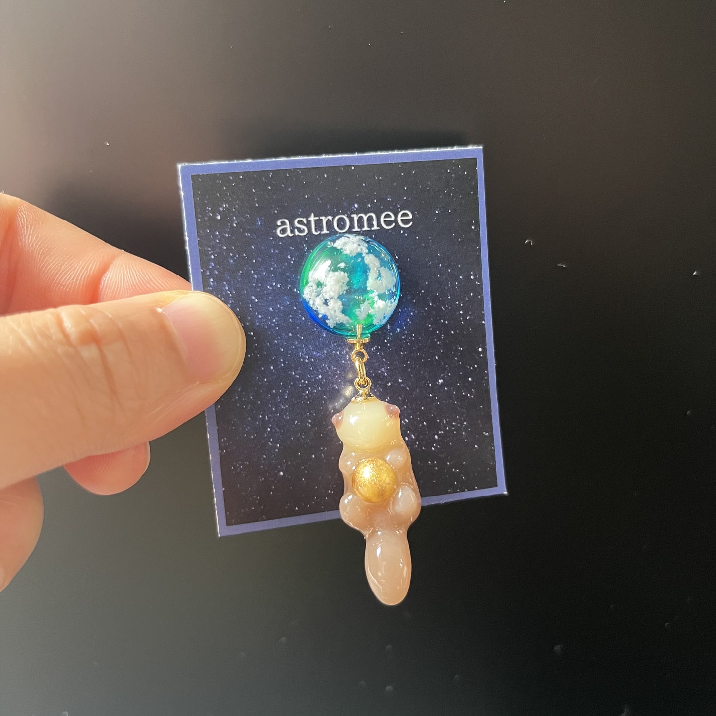 満月と旅するラッコの宇宙旅行ブローチ
