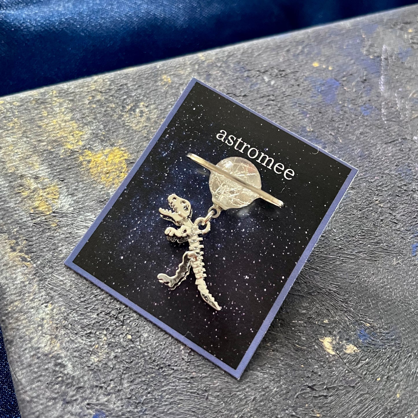 Cosmic relic brooch惑星を旅する恐竜のブローチ