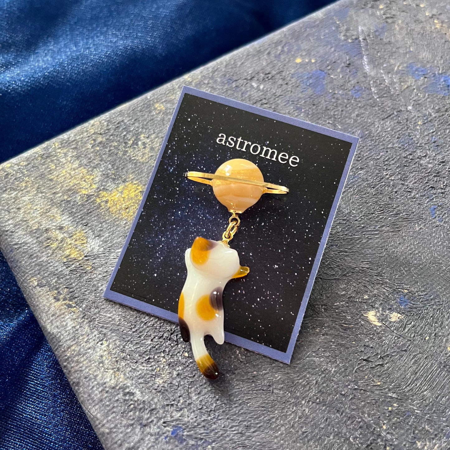 Cosmic cat
銀河を旅する三毛猫のブローチ