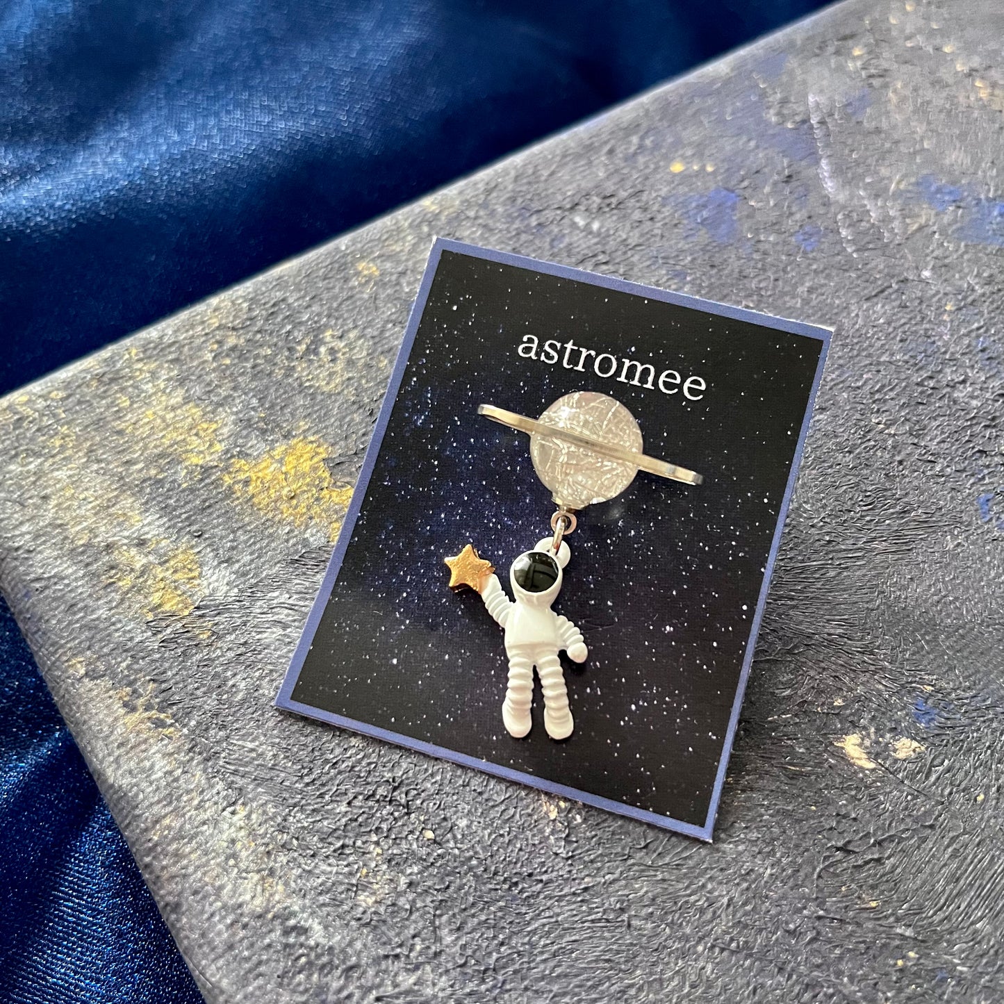Stellar  Reach Brooch　星に手を伸ばす宇宙飛行士のブローチ