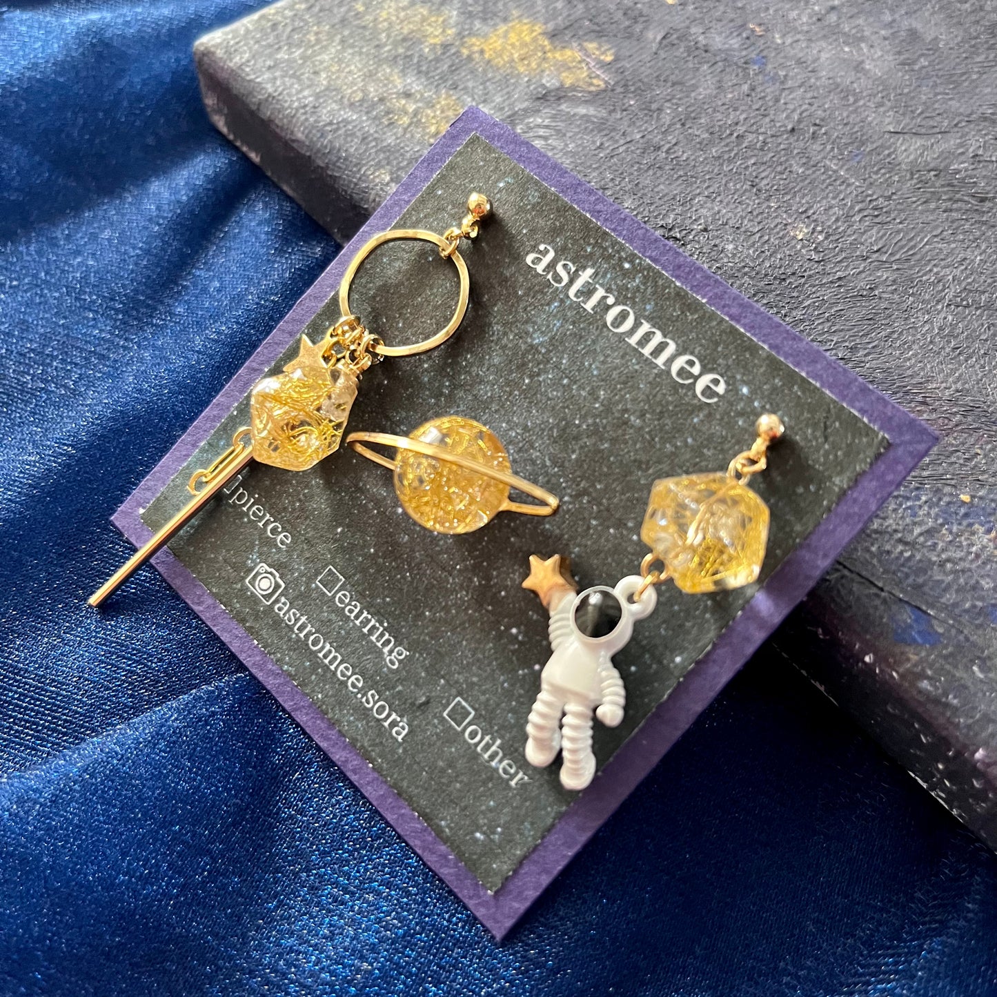 Cosmic  astronaut 星を旅する宇宙飛行士耳飾り