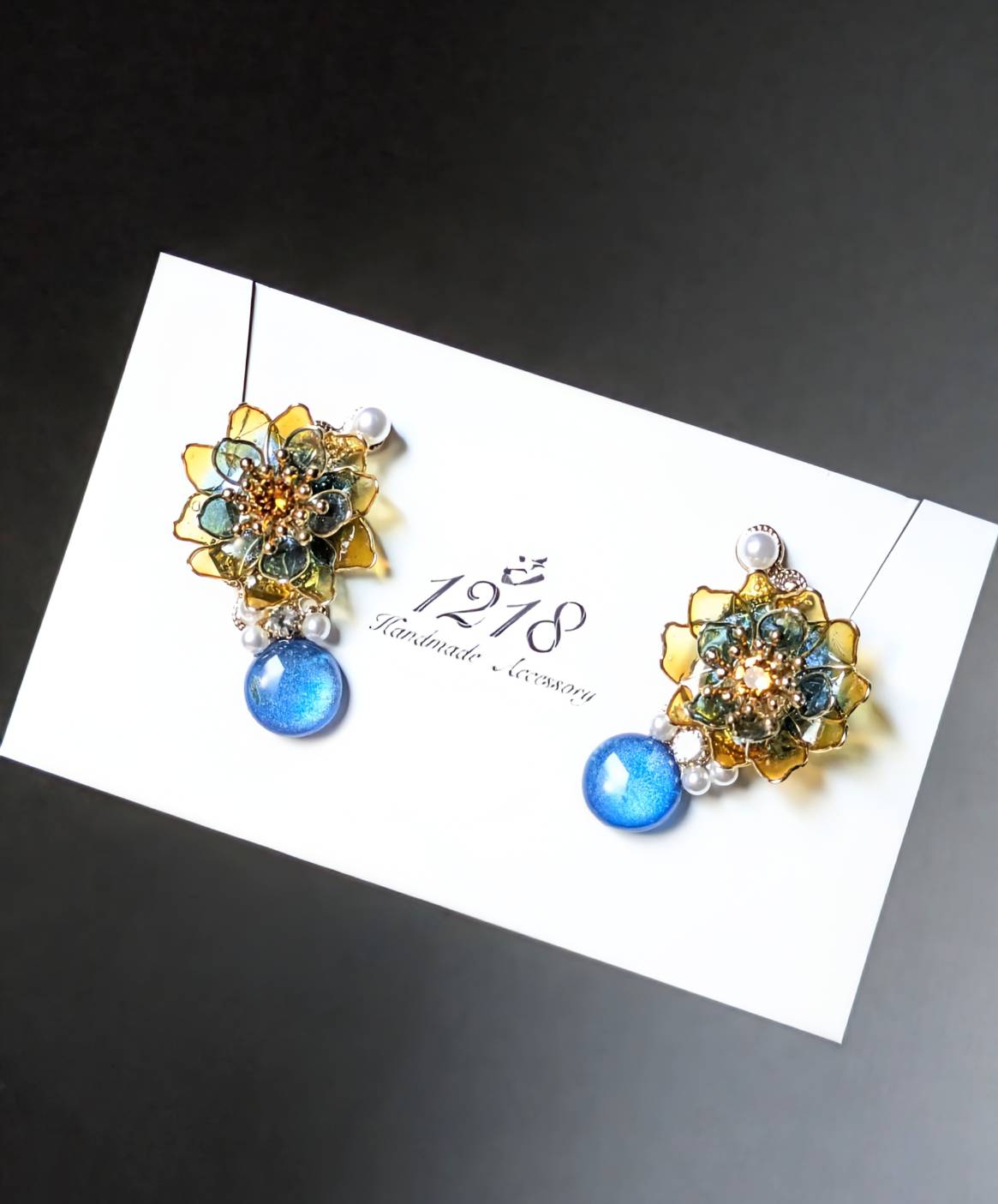 夕焼けから晴天夜へ色変わる花 イヤーカフ