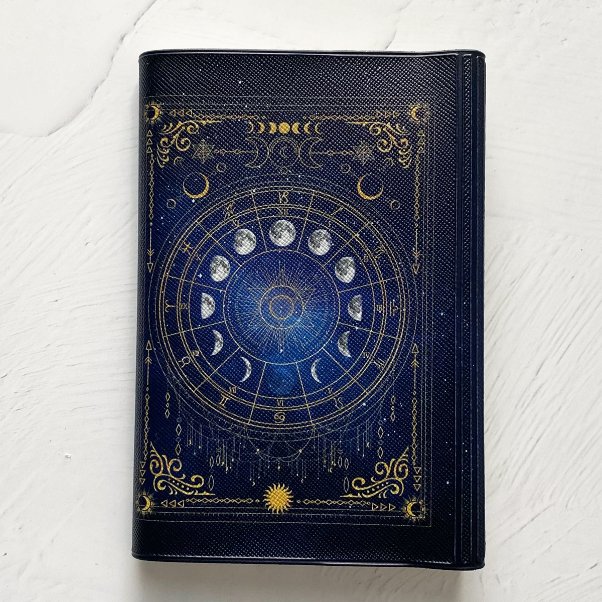 ブックカバー】月の満ち欠け・12星座／魔法の本のようなブックカバー
