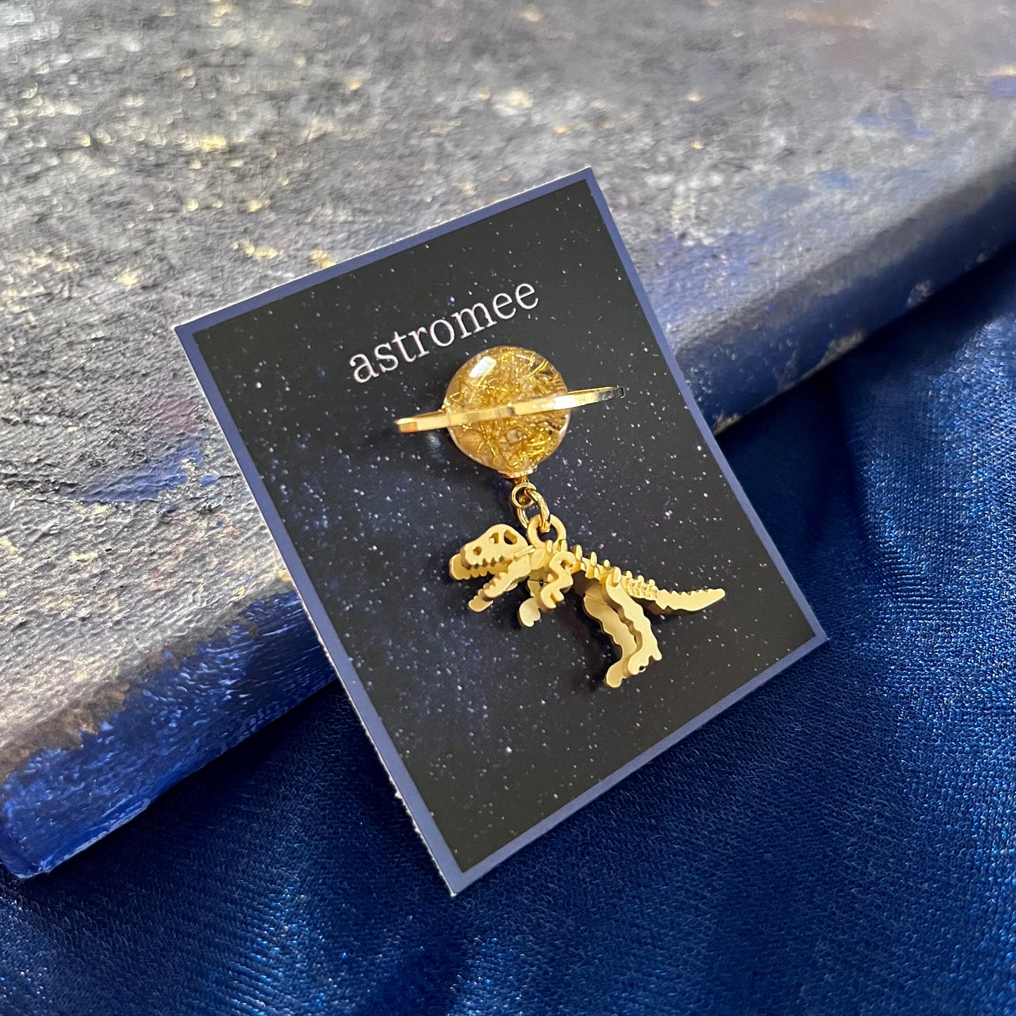 Cosmic relic brooch惑星を旅する恐竜のブローチ