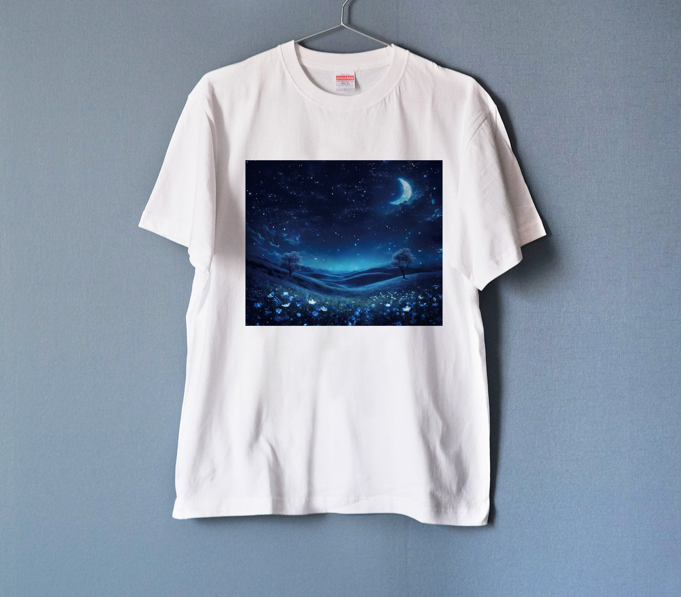 月が輝くネモフィラ畑の幻想世界（三日月と満月） Tシャツ WHITE 男女兼用