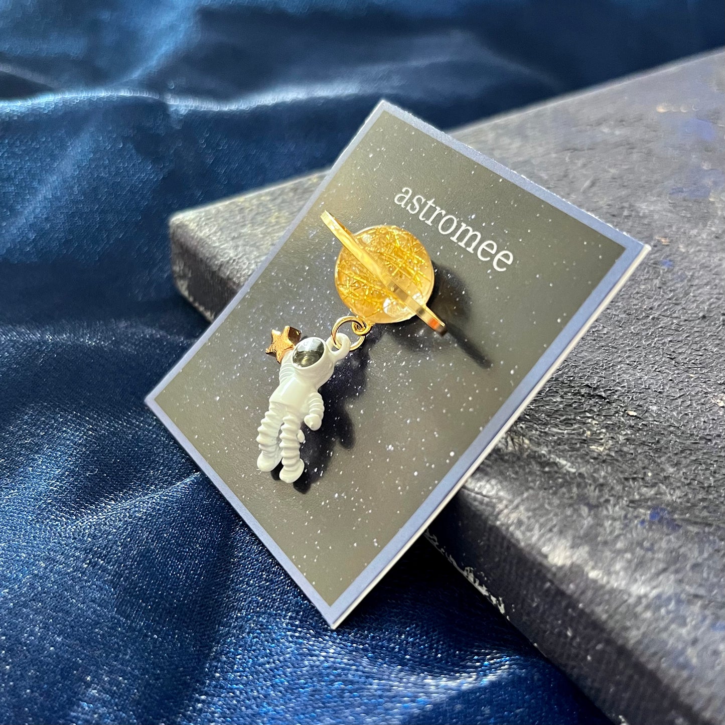 Stellar  Reach Brooch　星に手を伸ばす宇宙飛行士のブローチ