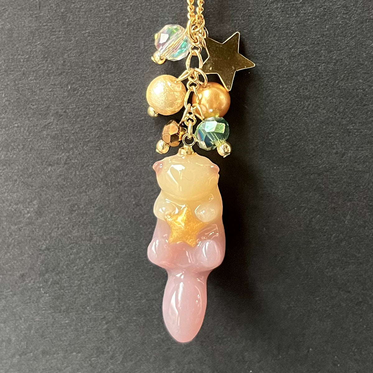 星の煌めきの中を泳ぐラッコ ネックレス