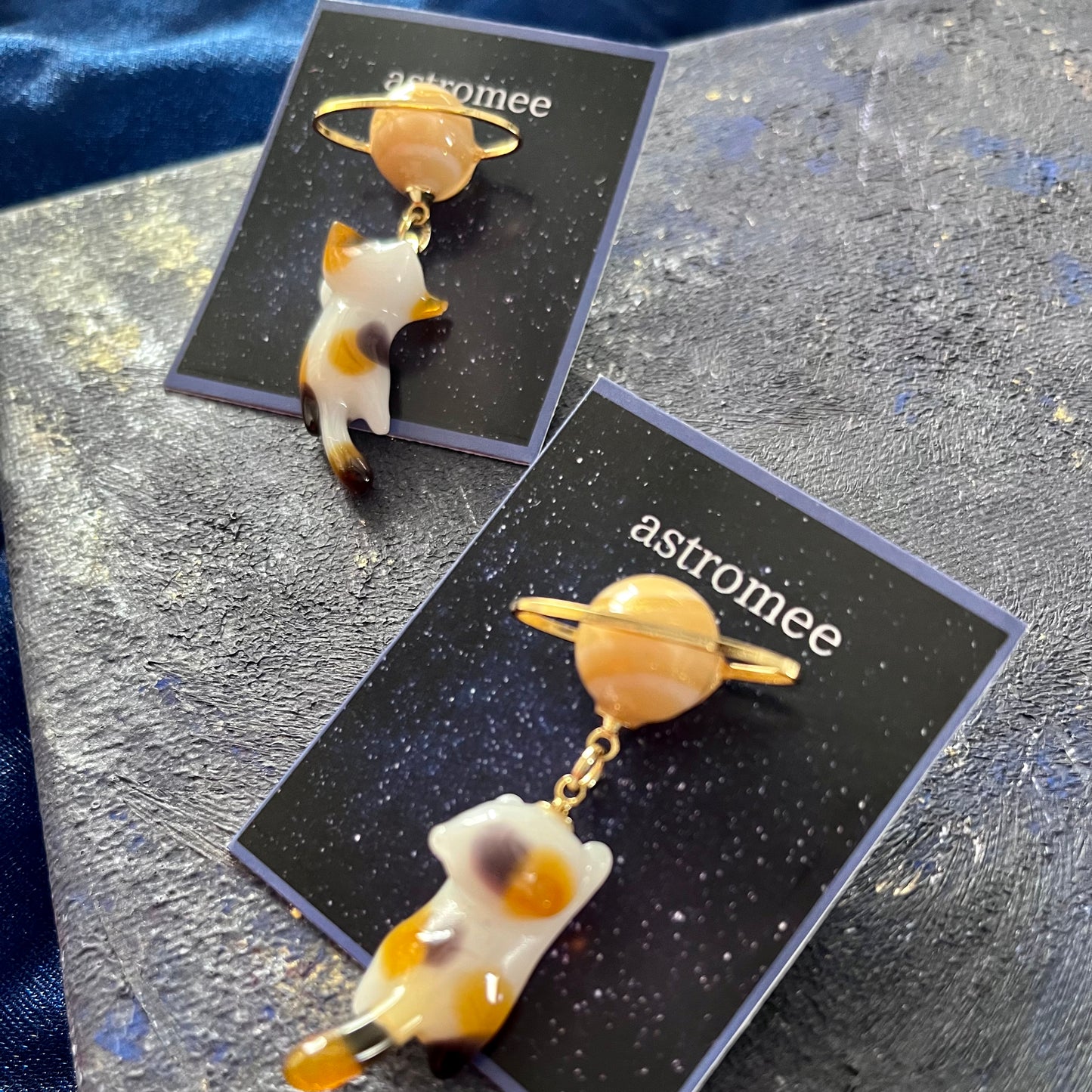Cosmic cat
銀河を旅する三毛猫のブローチ