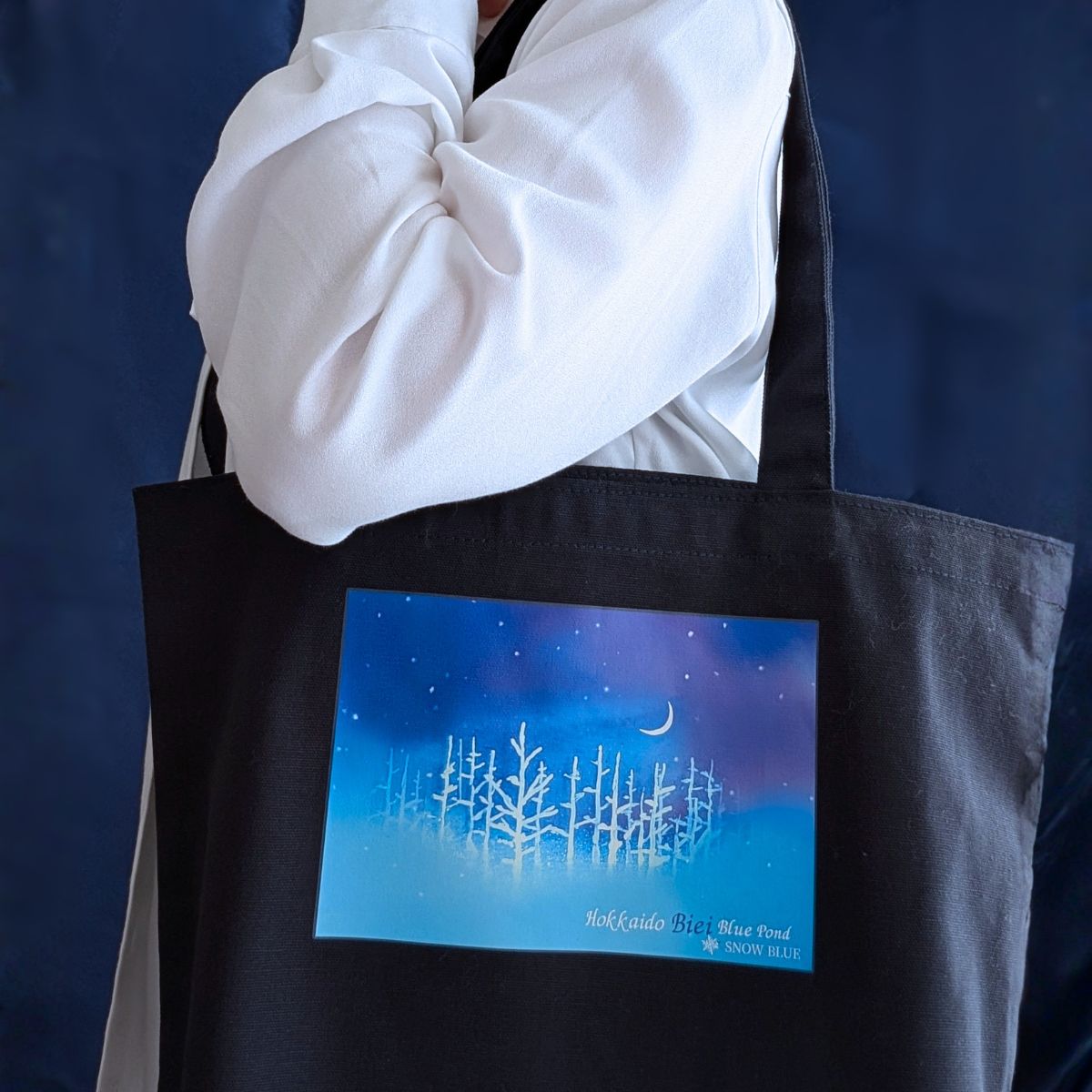 雪夜のトートバッグ　～青い池～