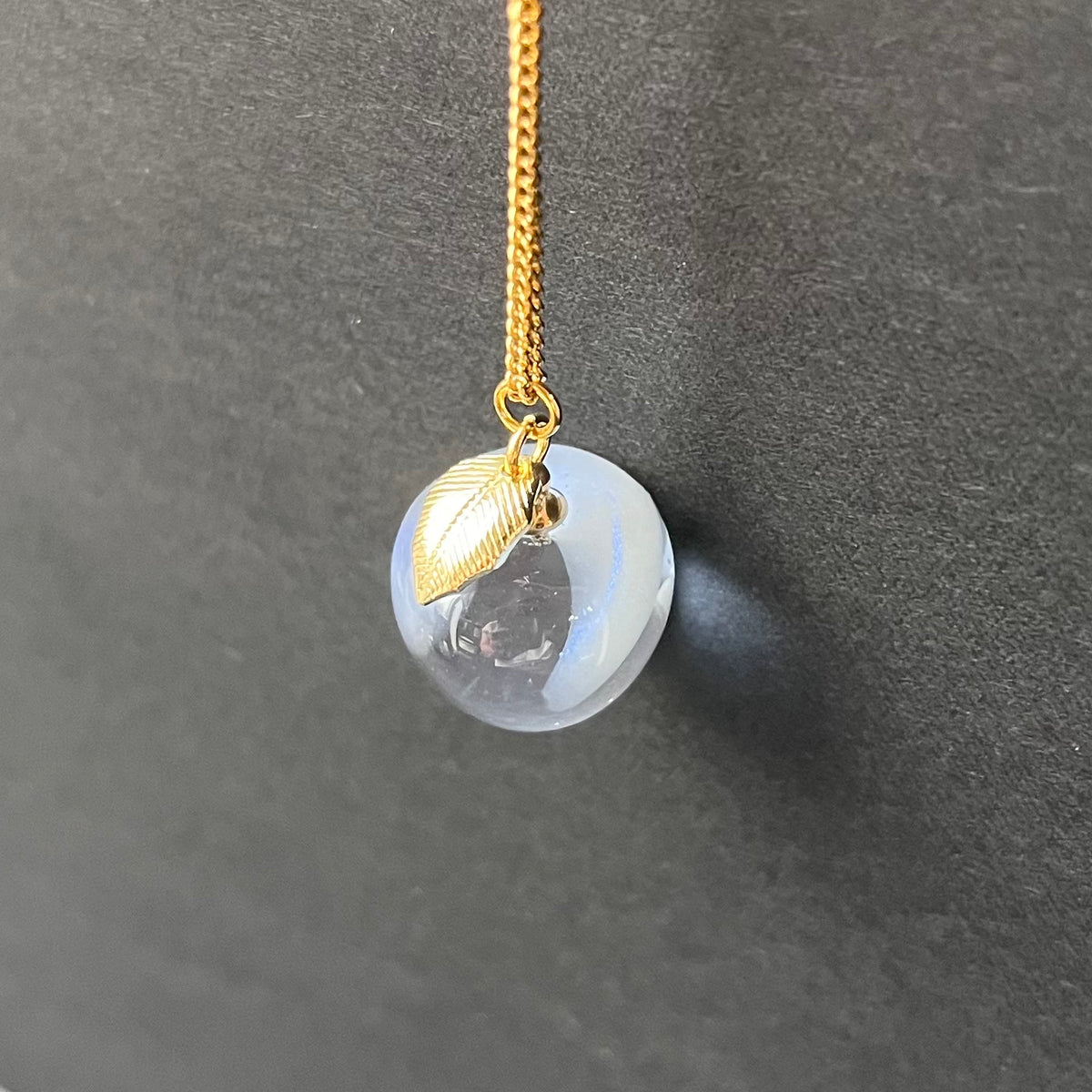 apple moon 三日月が浮かぶりんご　ネックレス