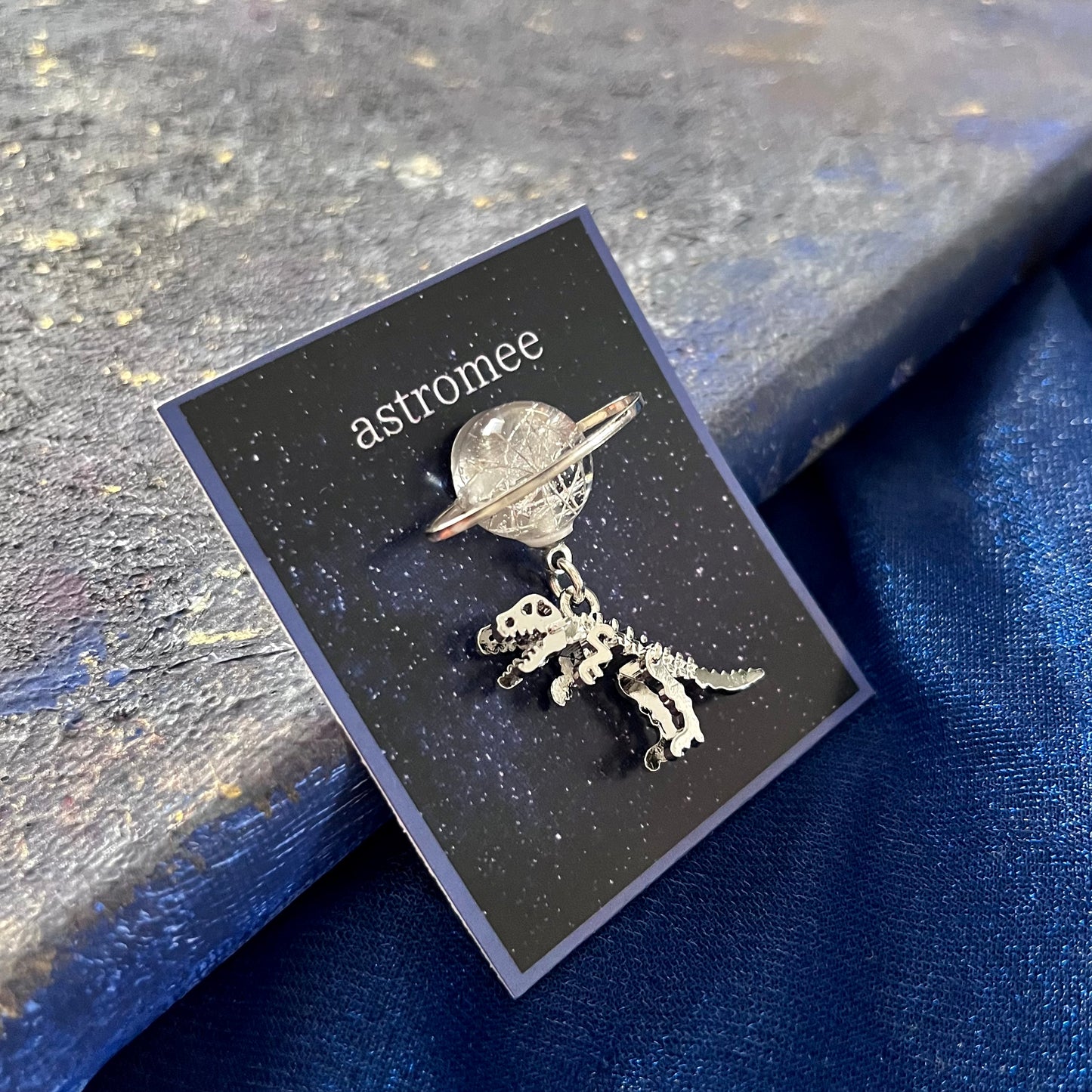 Cosmic relic brooch惑星を旅する恐竜のブローチ