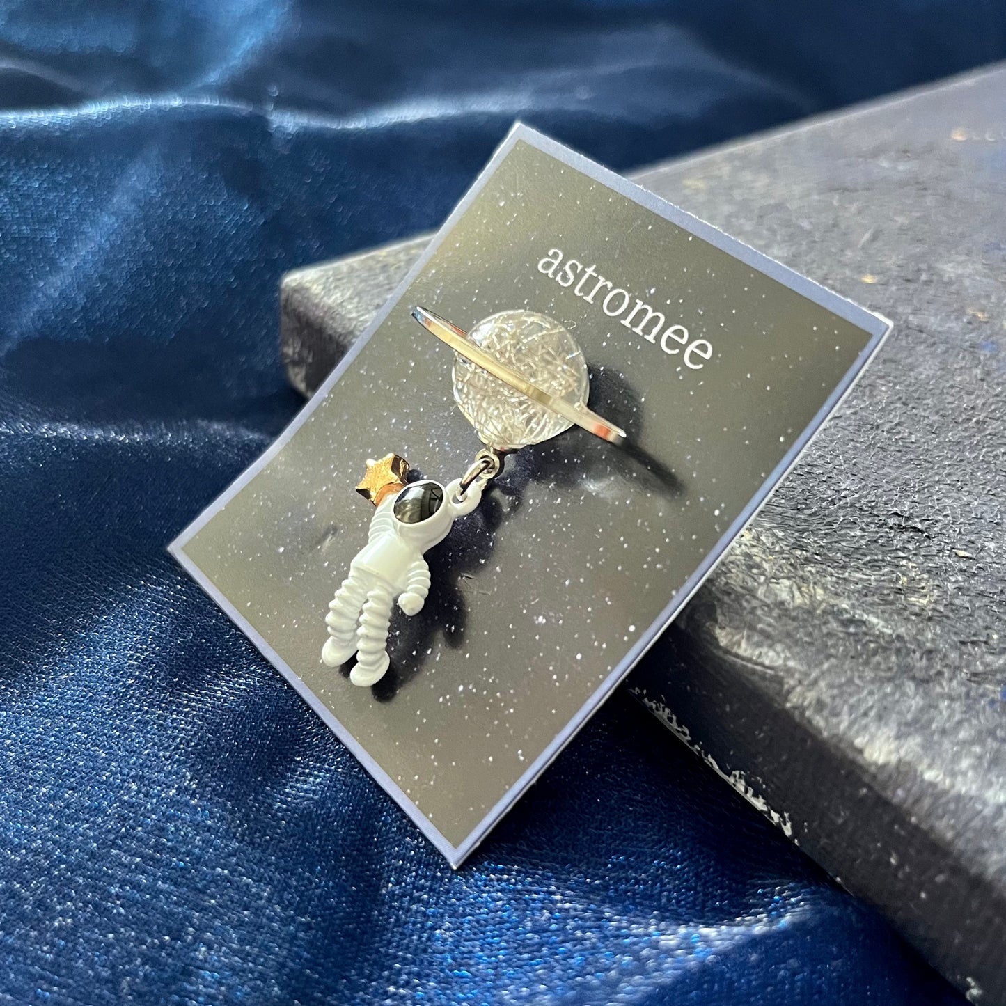 Stellar  Reach Brooch　星に手を伸ばす宇宙飛行士のブローチ