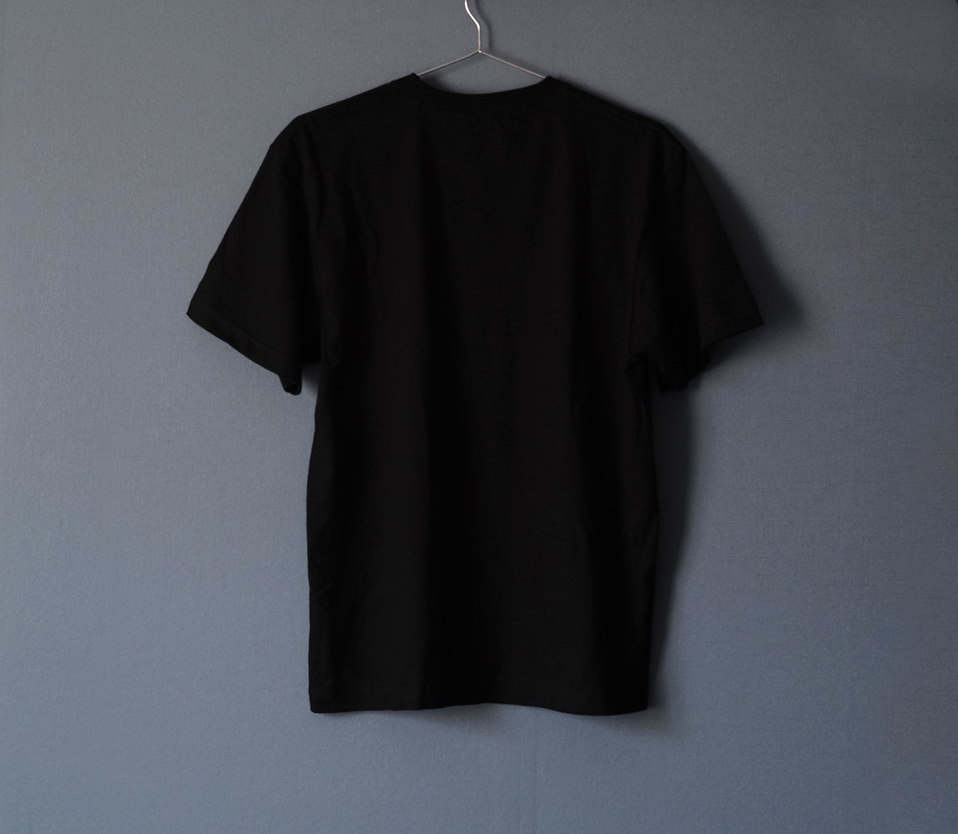月の事柄が描かれた "RIDE THE MOON" Tシャツ （black）男女兼用