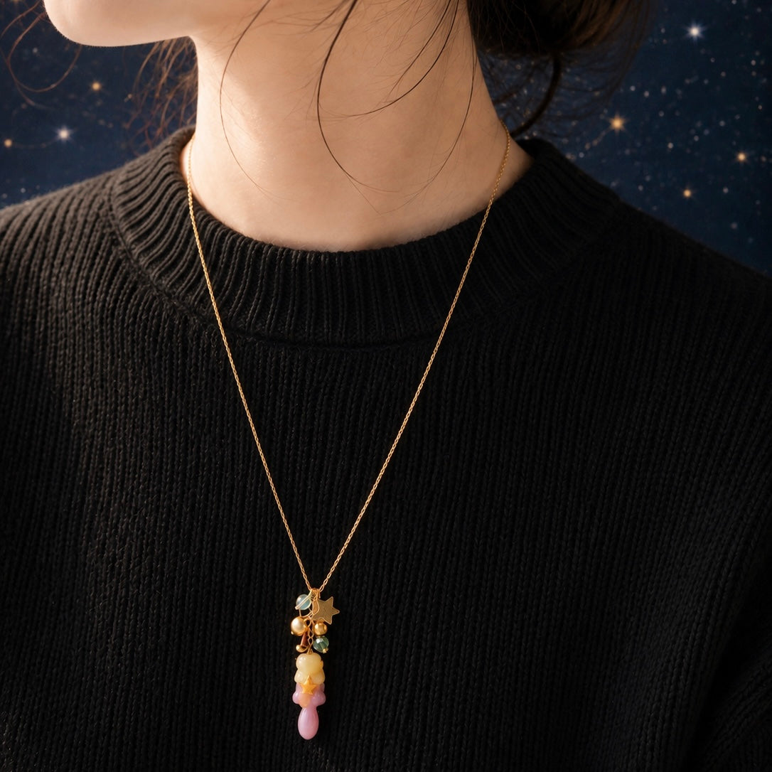 星の煌めきの中を泳ぐラッコ ネックレス
