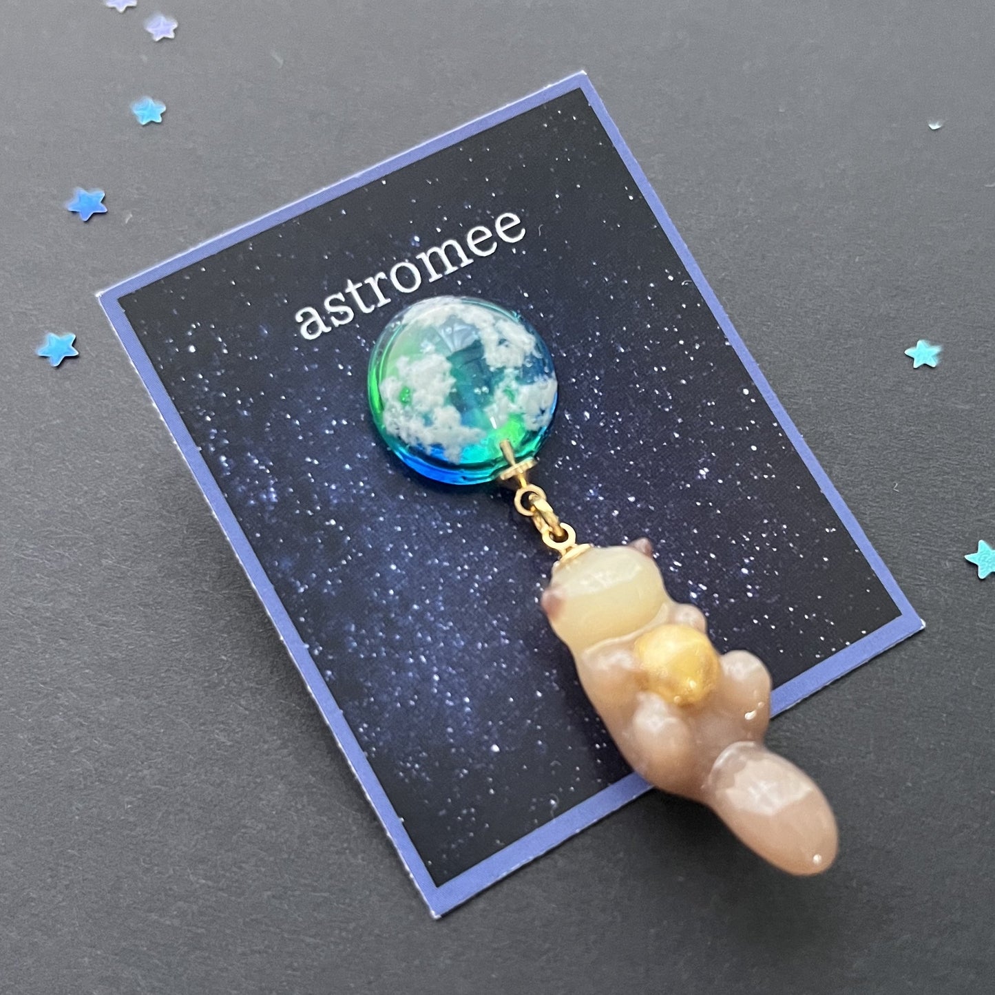 満月と旅するラッコの宇宙旅行ブローチ