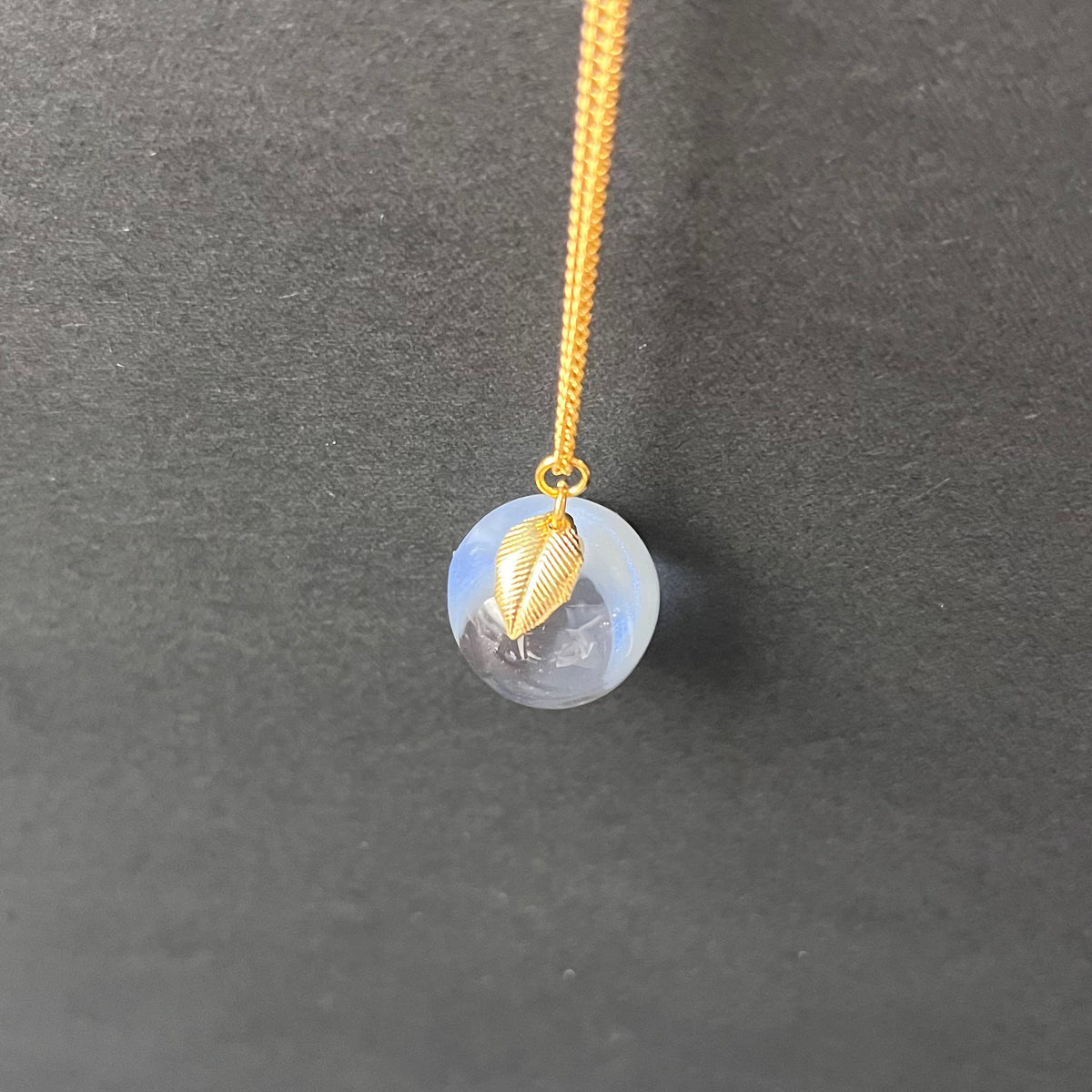 apple moon 三日月が浮かぶりんご　ネックレス