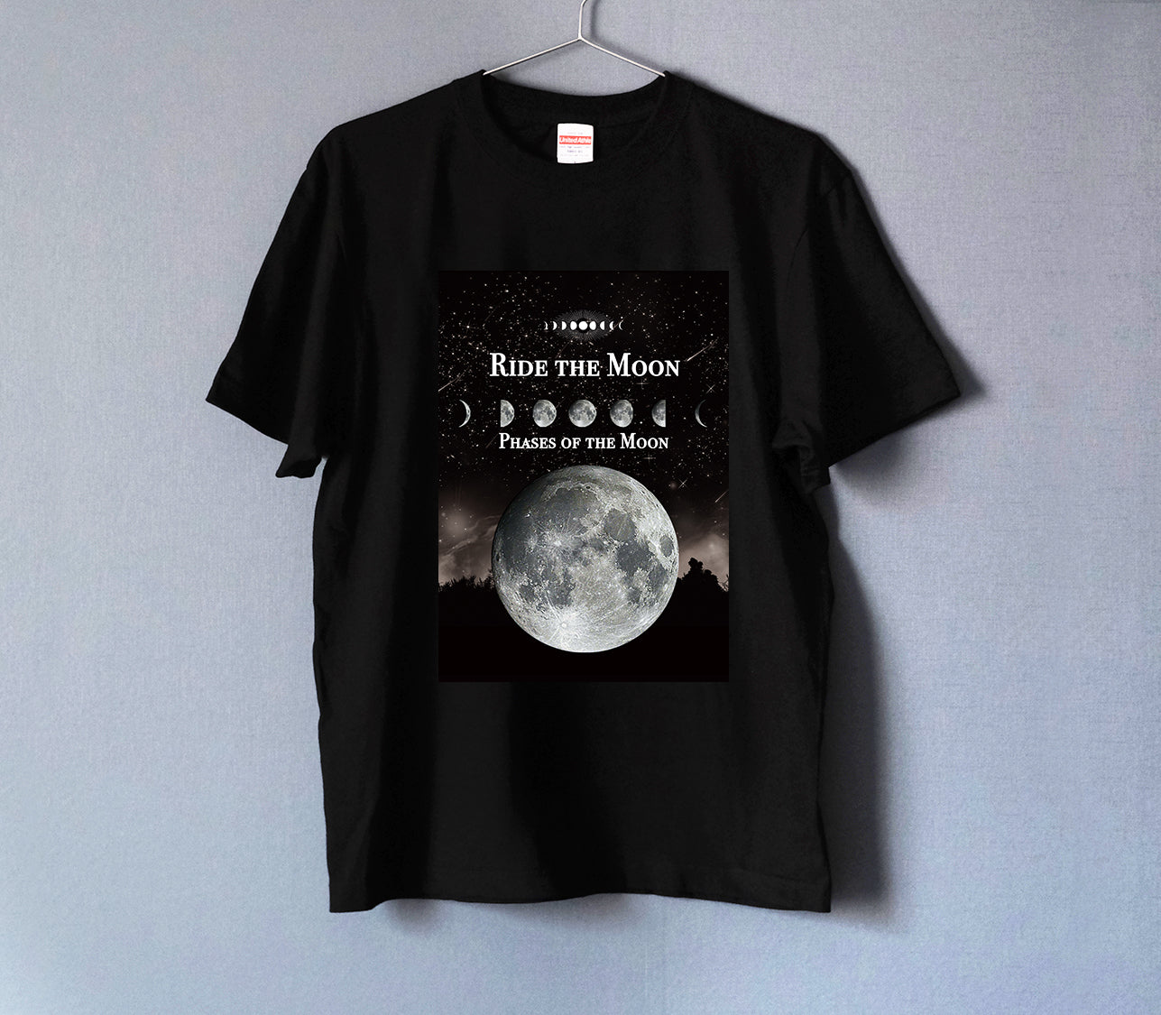 月の事柄が描かれた "RIDE THE MOON" Tシャツ 男女兼用