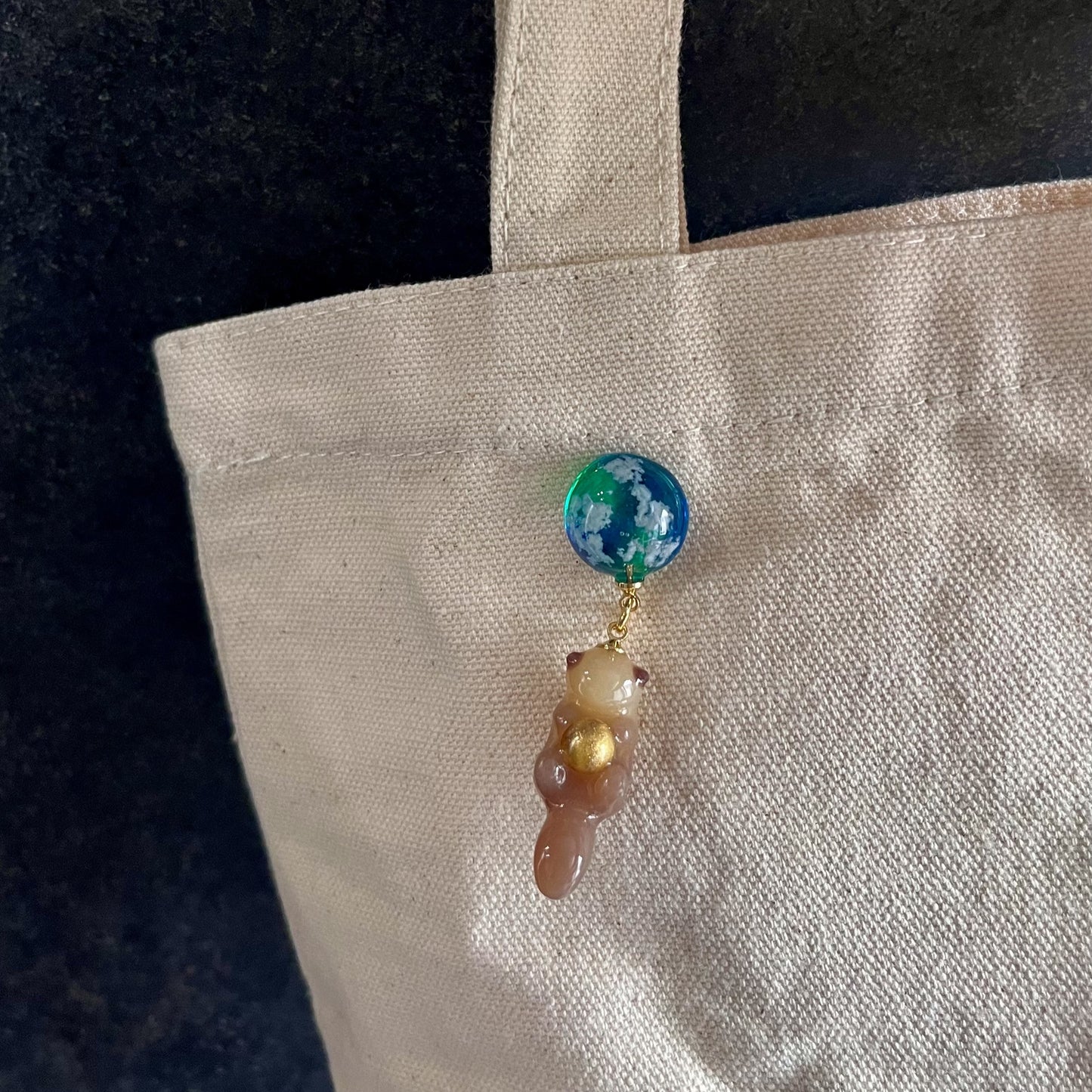 満月と旅するラッコの宇宙旅行ブローチ
