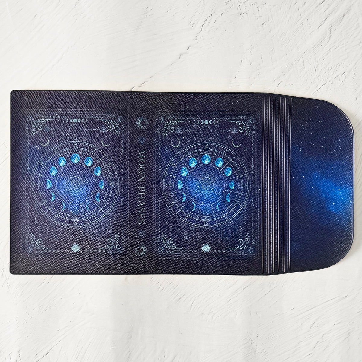ブックカバー】月の満ち欠け・12星座／魔法の本のようなブックカバー