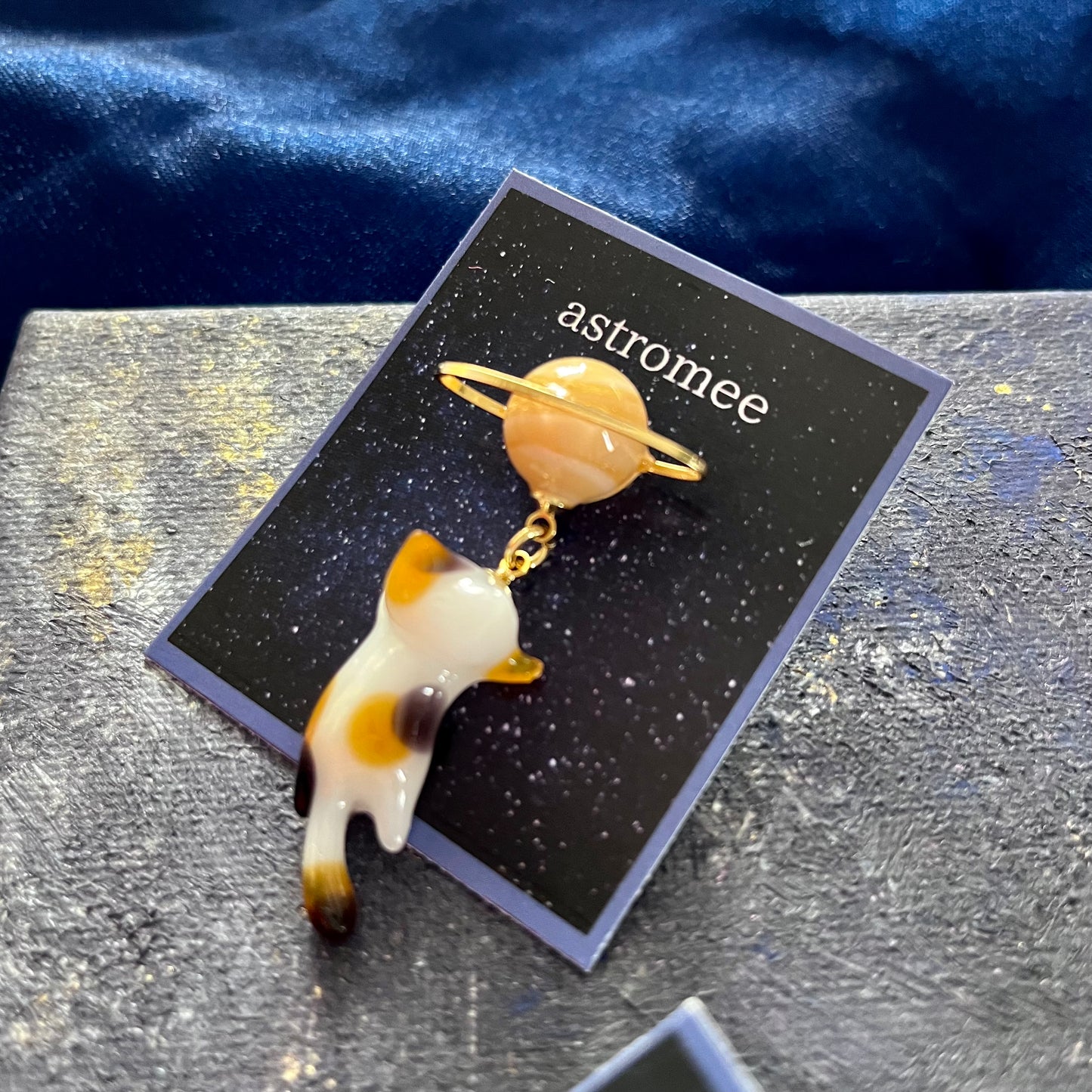Cosmic cat
銀河を旅する三毛猫のブローチ