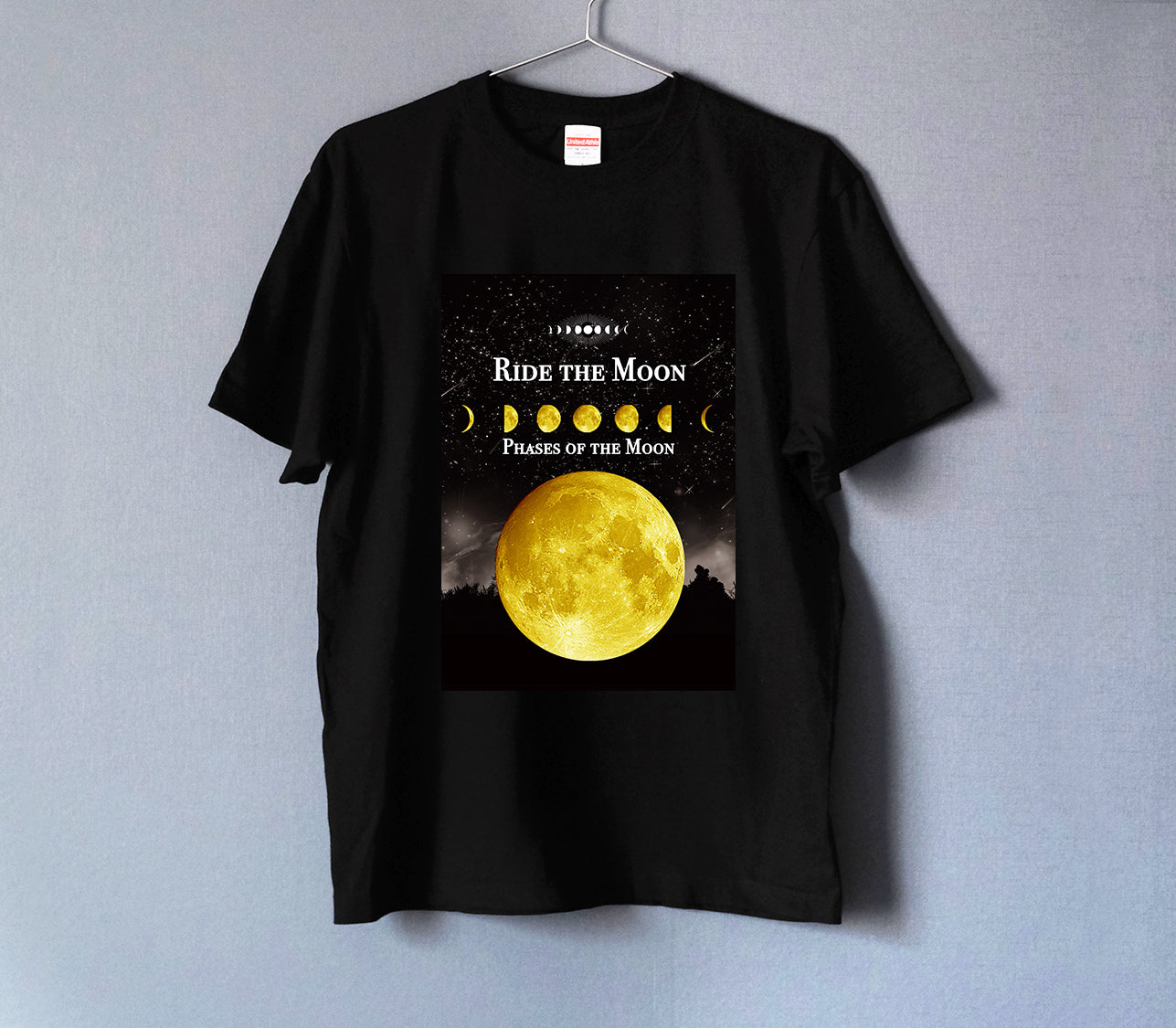 月の事柄が描かれた "RIDE THE MOON" Tシャツ 男女兼用