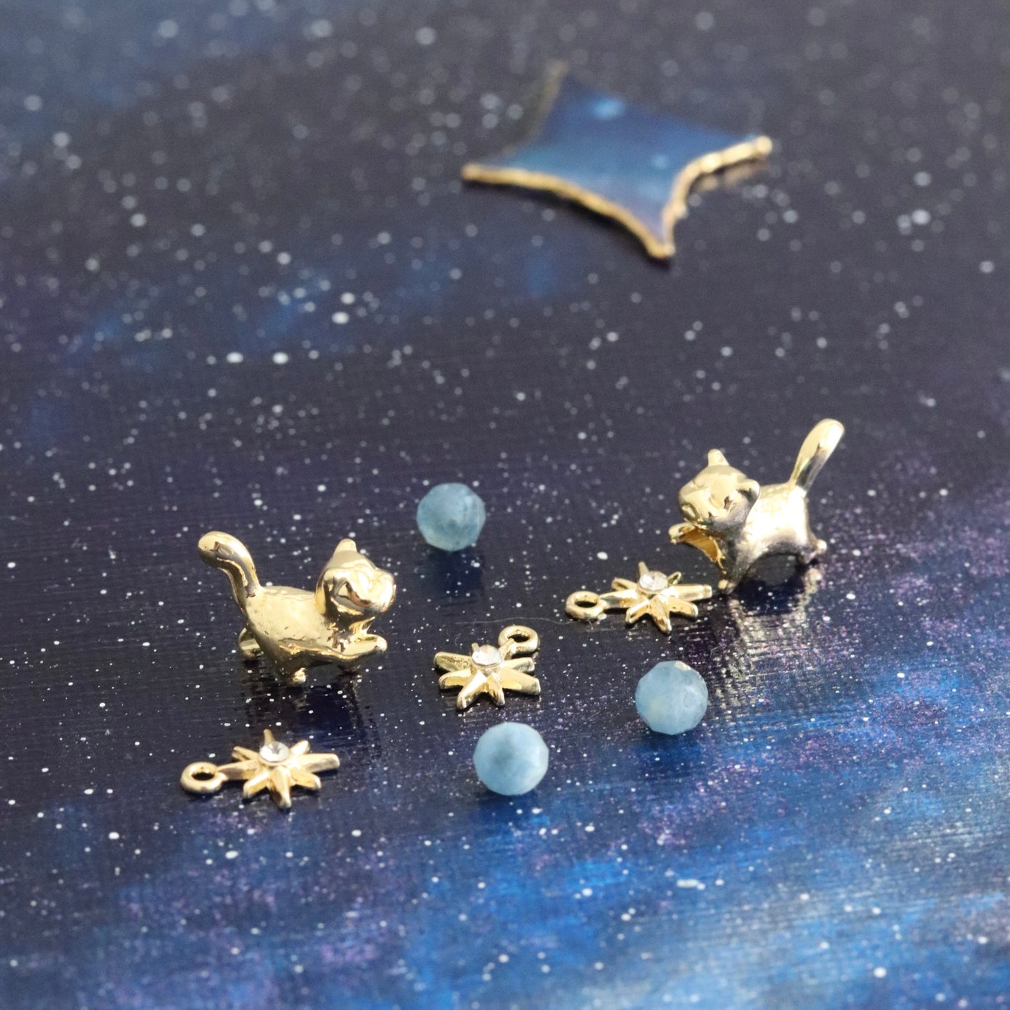 宙を転がす猫ブレスレット