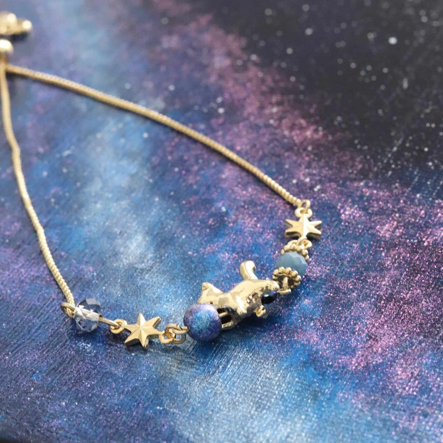 宙を転がす猫ブレスレット