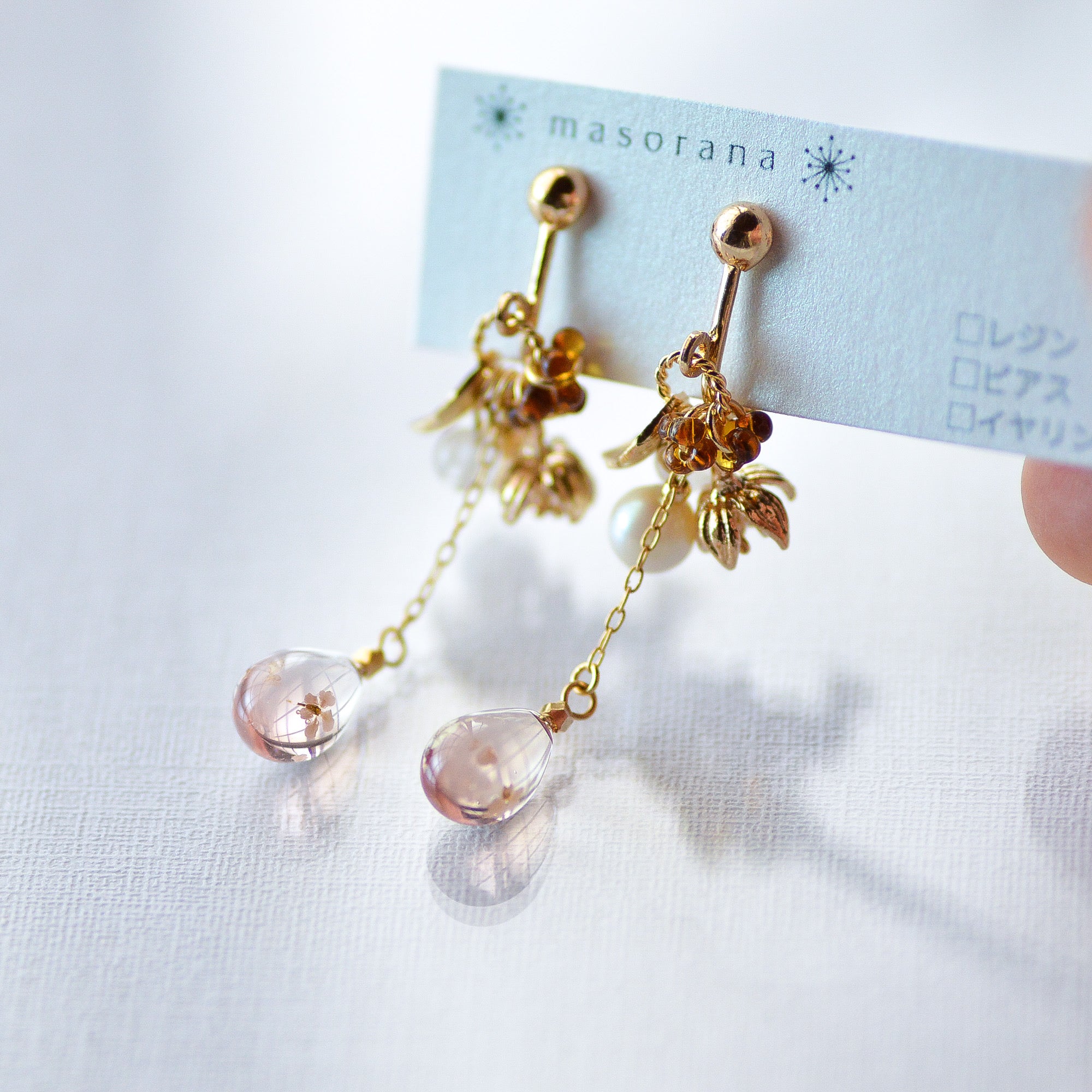 桜を閉じ込めた レジンピアス - アクセサリー