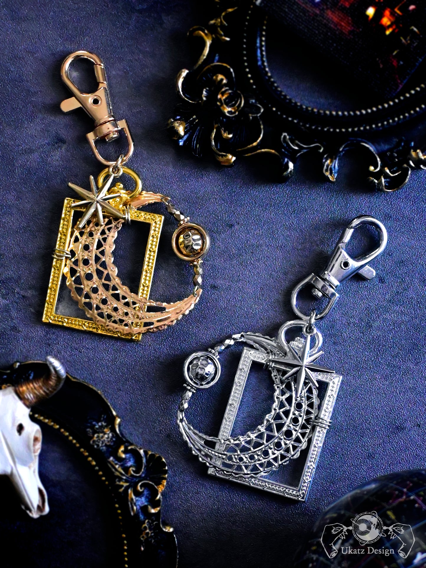 三日月の肖像画 キーホルダー