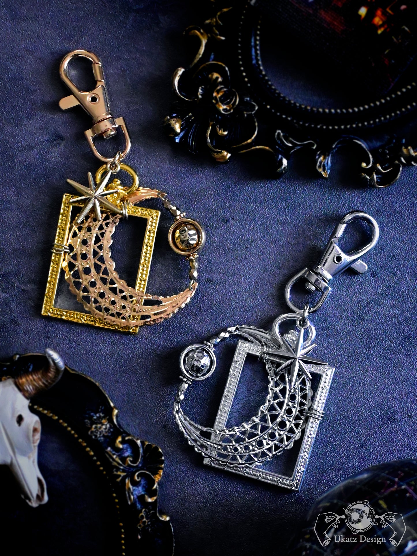 三日月の肖像画 キーホルダー