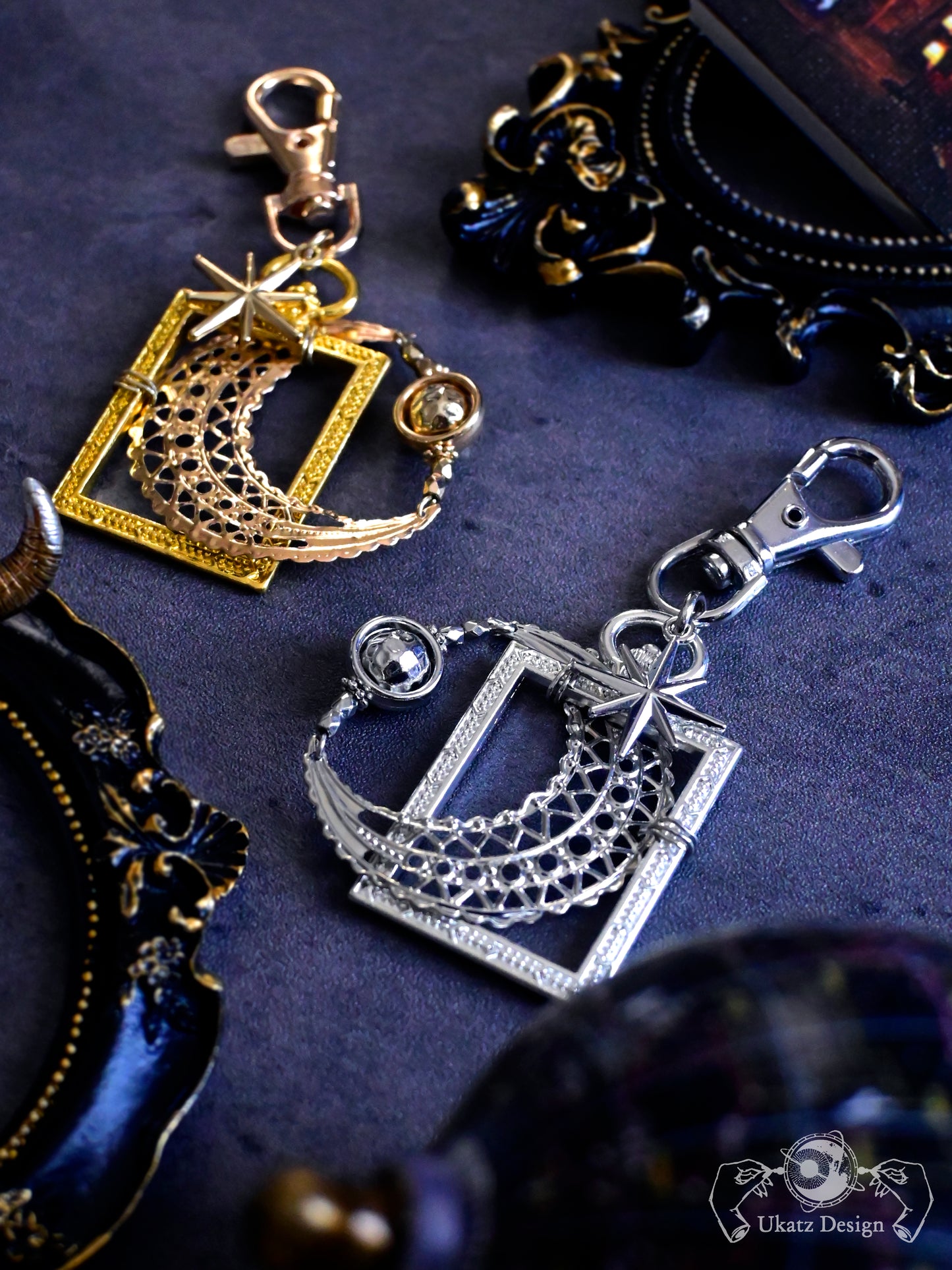 三日月の肖像画 キーホルダー