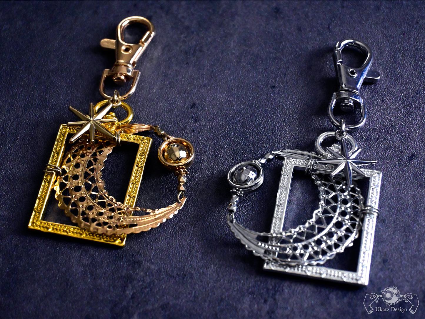 三日月の肖像画 キーホルダー