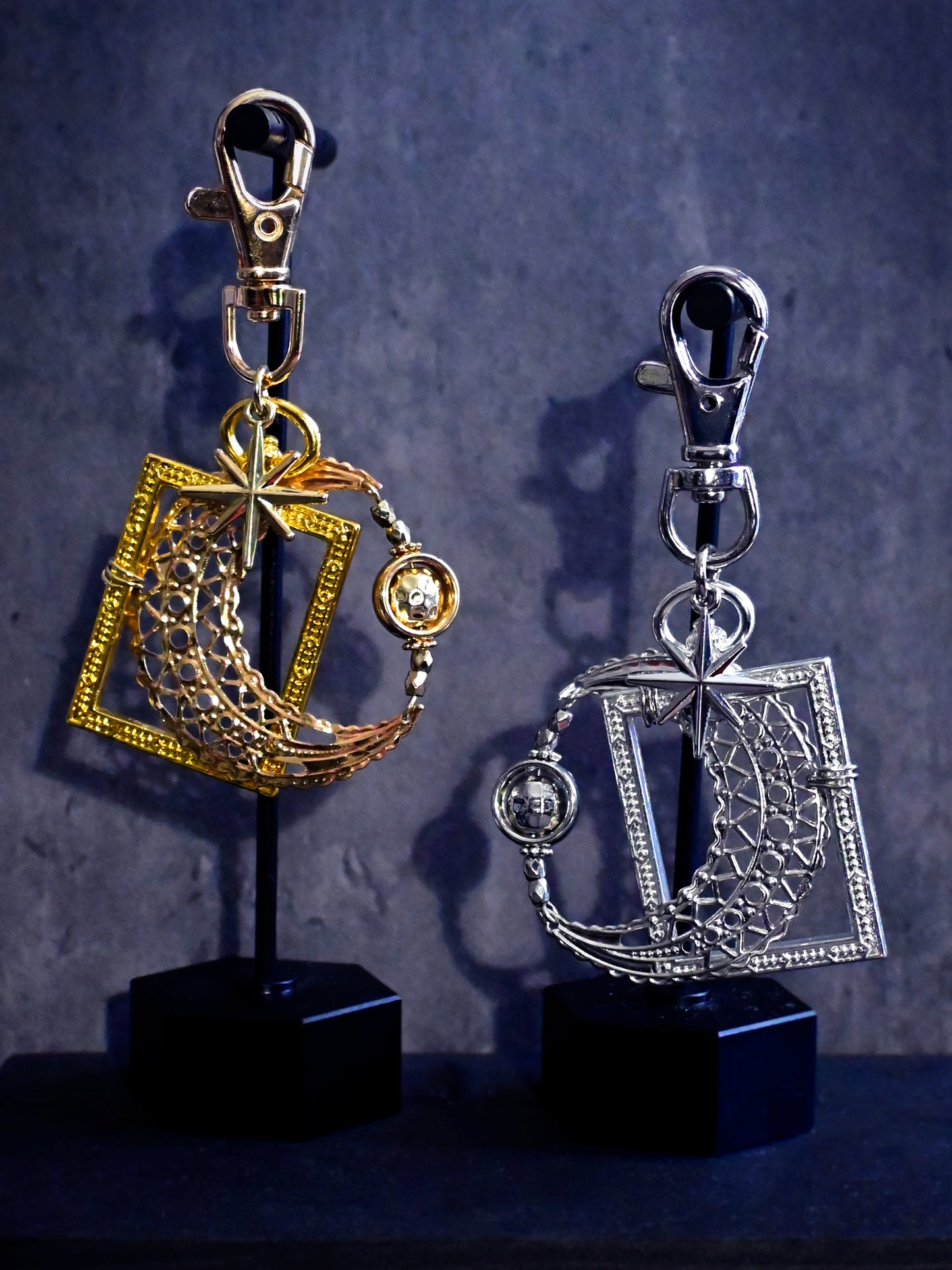 三日月の肖像画 キーホルダー