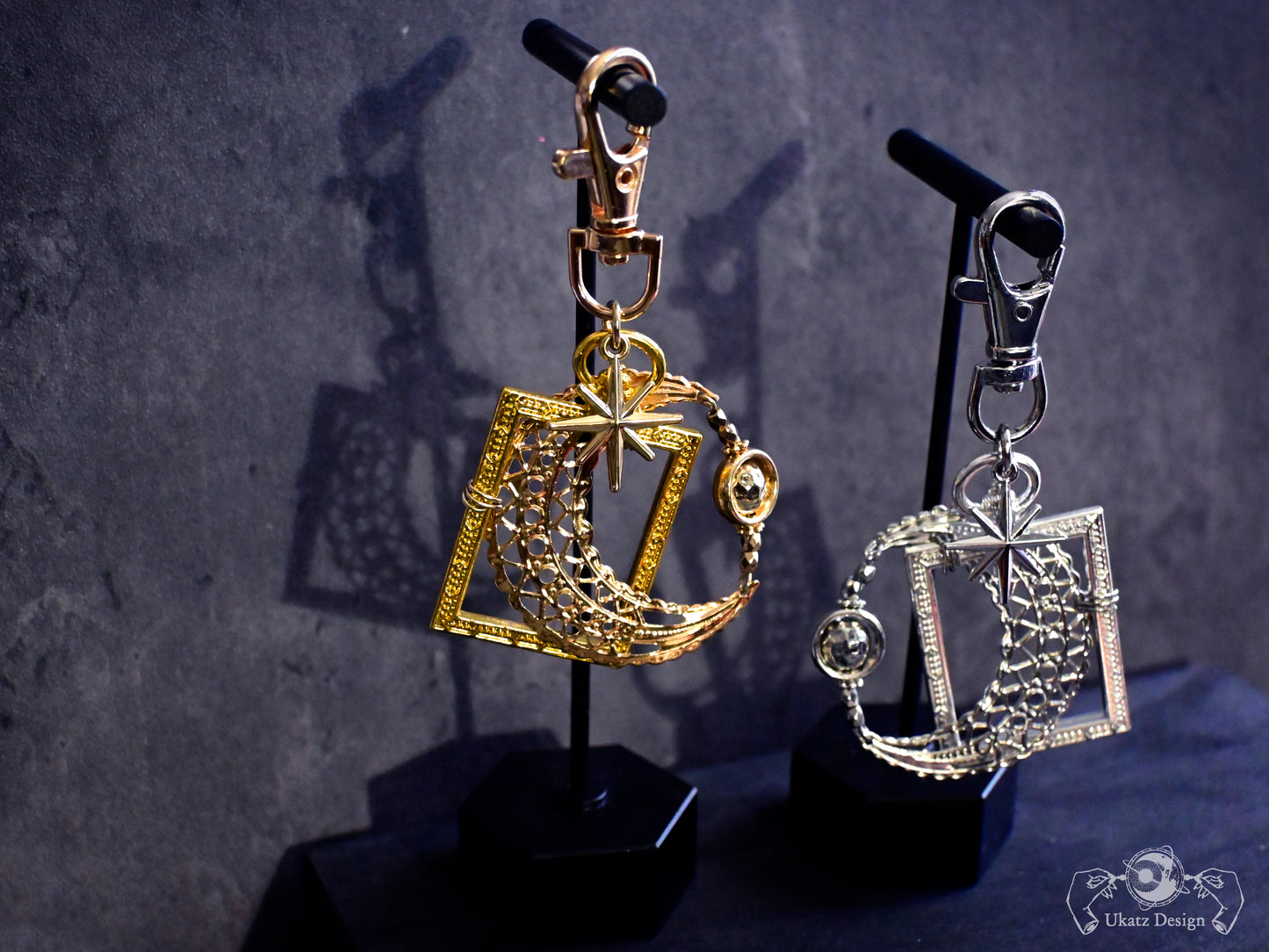 三日月の肖像画 キーホルダー