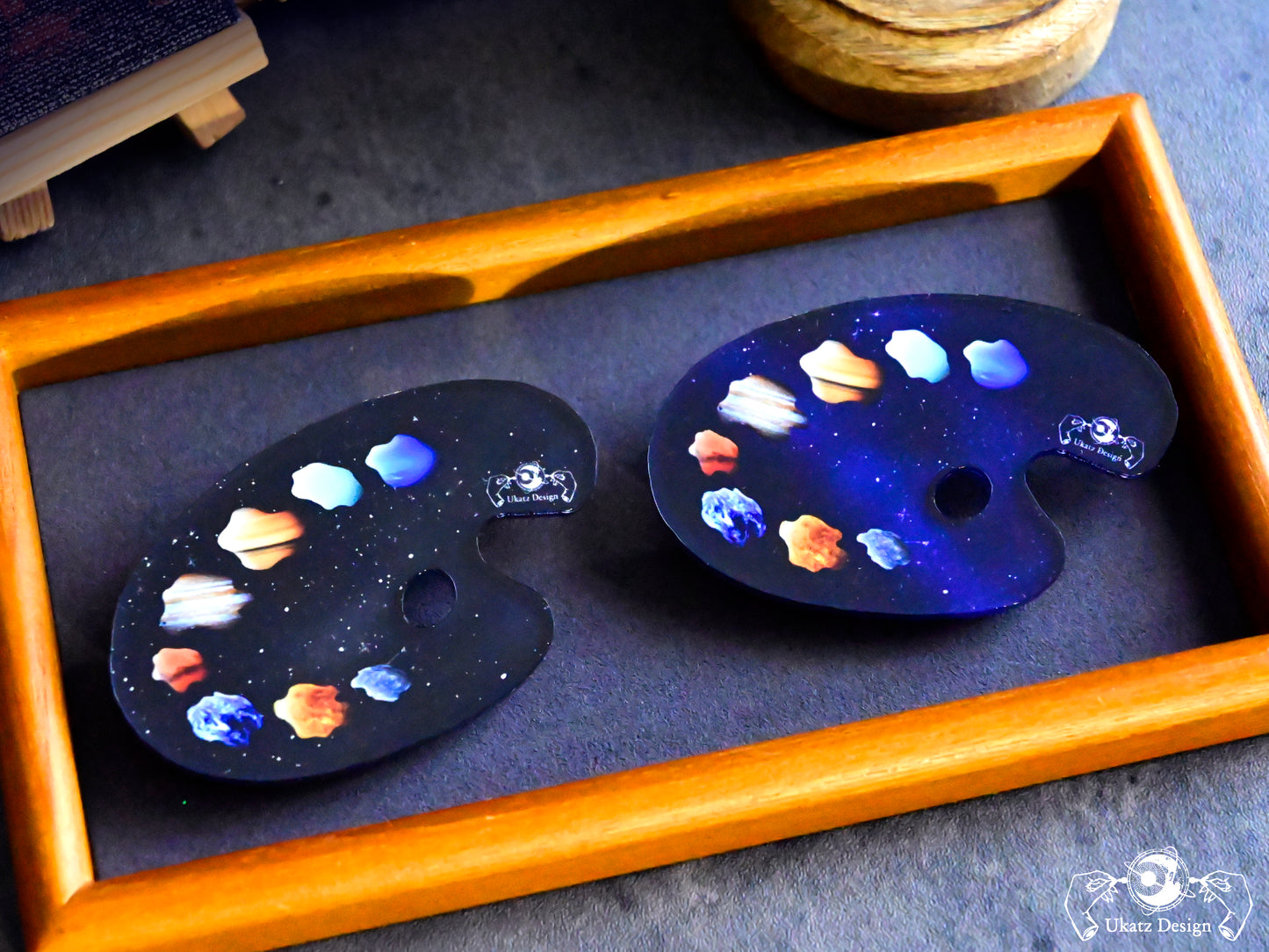 "Planet Palette"ブローチ(ブルー／ブラック)