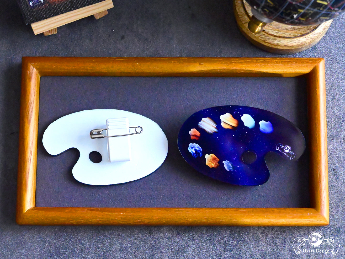 "Planet Palette"ブローチ(ブルー／ブラック)