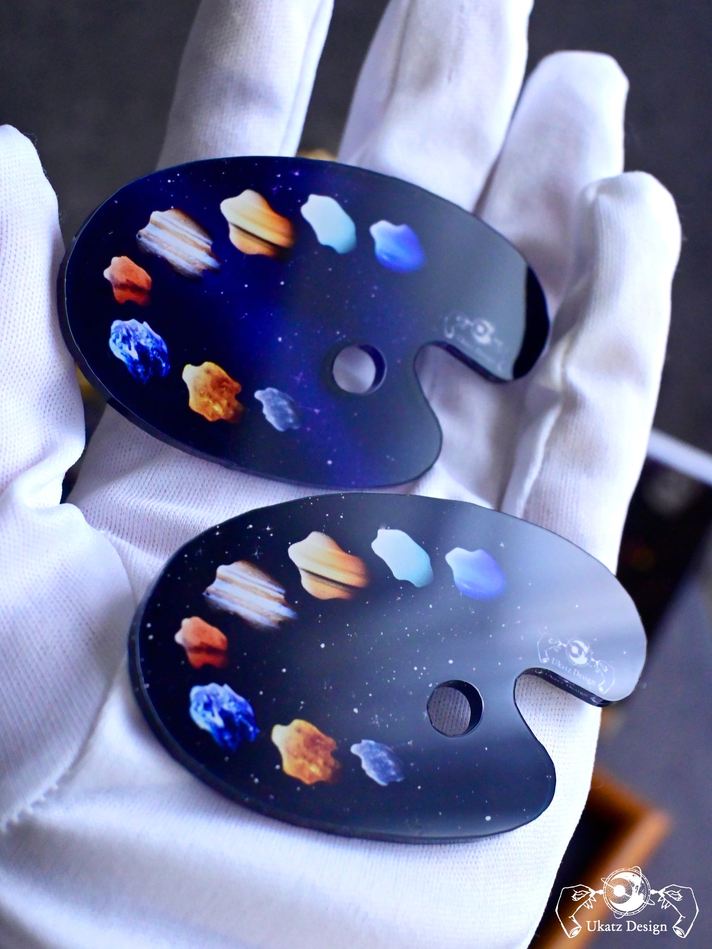 "Planet Palette"ブローチ(ブルー／ブラック)