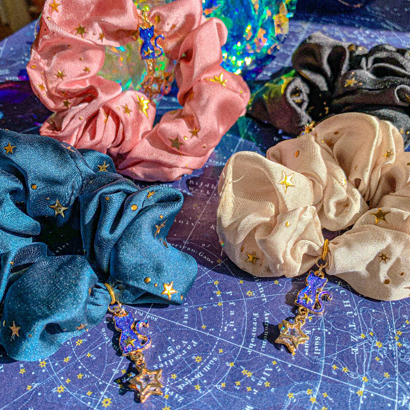 星食べちゃった☆ 宇宙猫の星空シュシュ