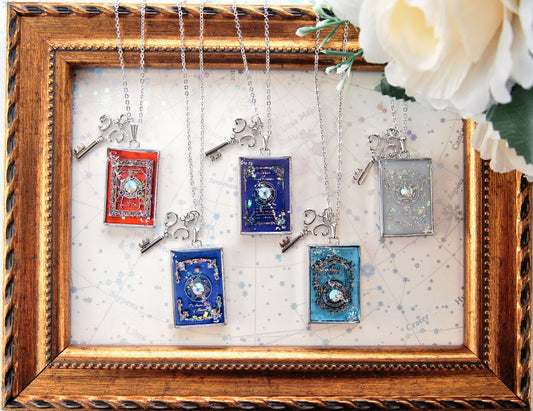 銀の魔導書ペンダント