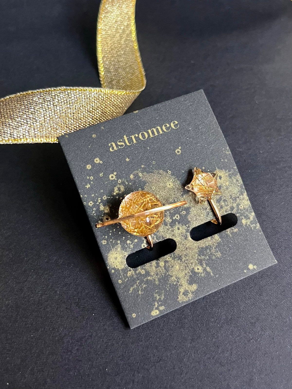 煌めく土星と一粒の星　Gold