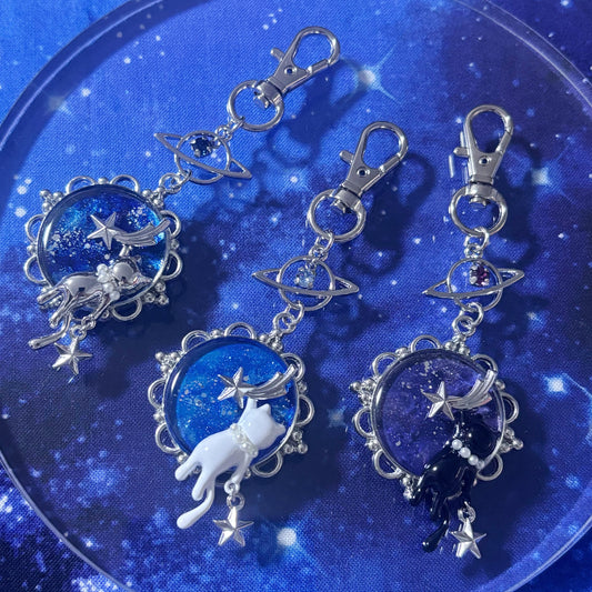 猫の宇宙遊泳キーホルダー