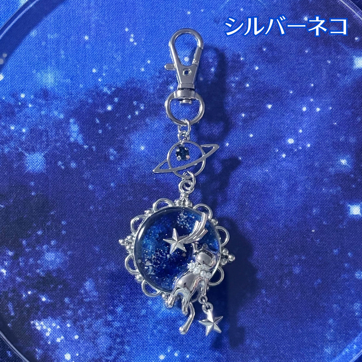 猫の宇宙遊泳キーホルダー
