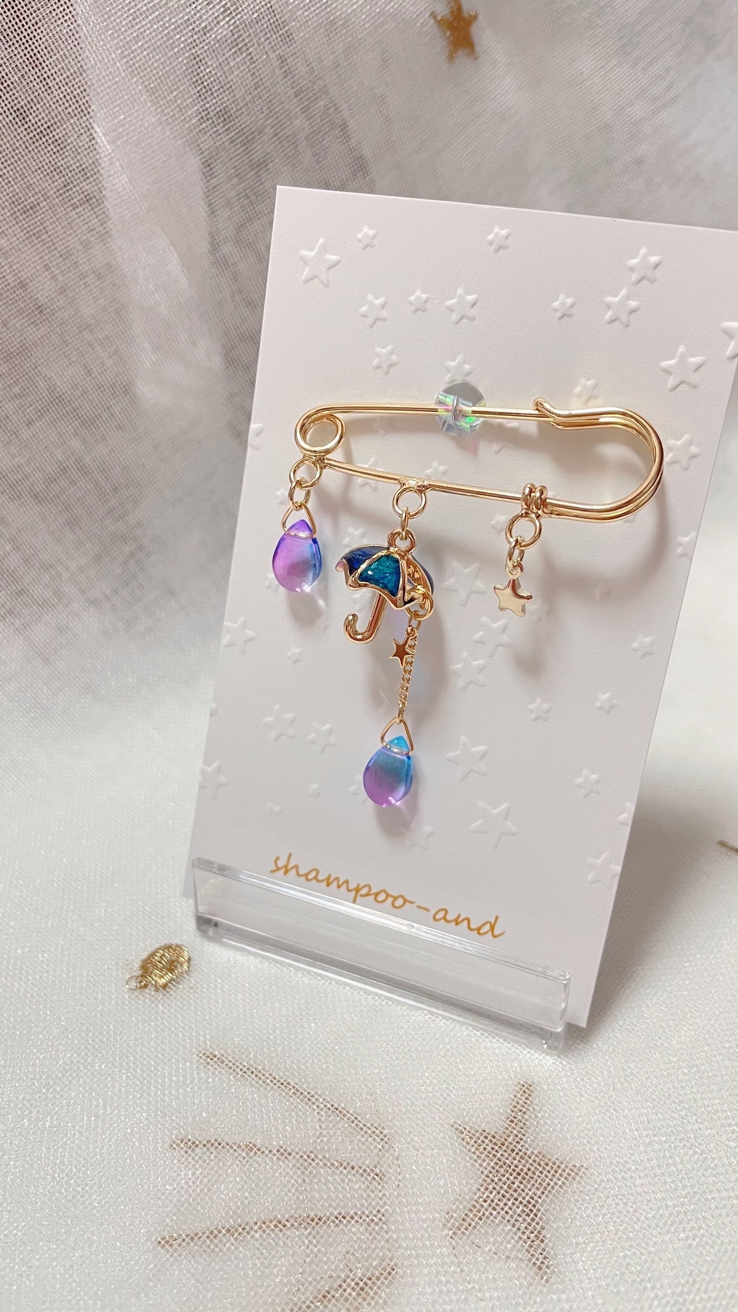 あめの日　カブトピン