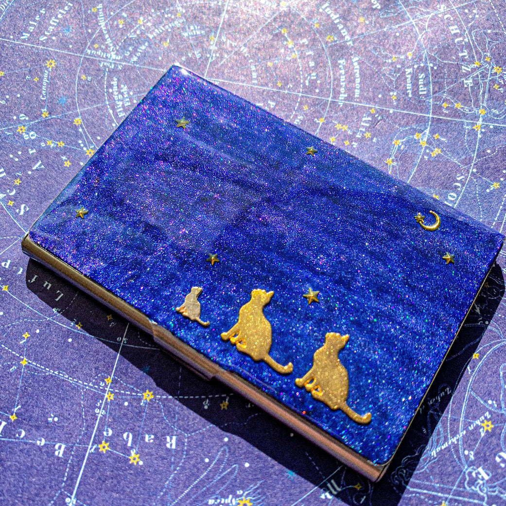 星々煌めく星空を眺む家族ねこ 名刺入れ 〜 深い星空を見上げて 〜