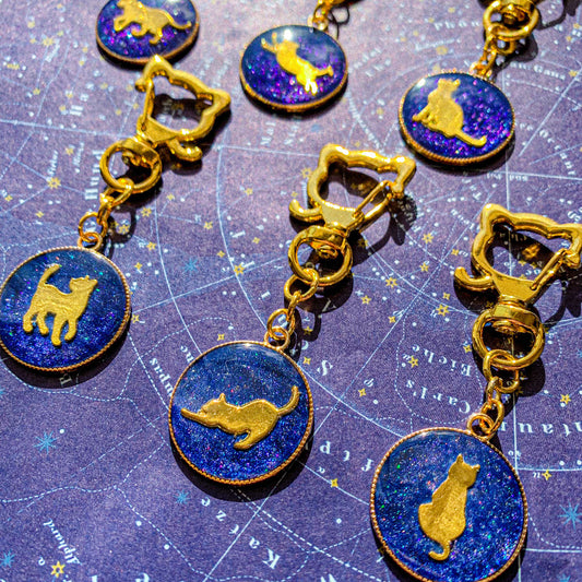 〜 宇宙で過ごすねこの星空シルエットキーホルダー 〜