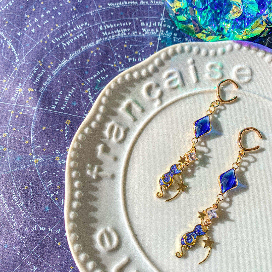 【新作】〜 お月様食べちゃった ～ 星空に染められた宇宙猫のイヤーカフ ～ 猫月夜シリーズ ～【宙フェス夜市限定品】