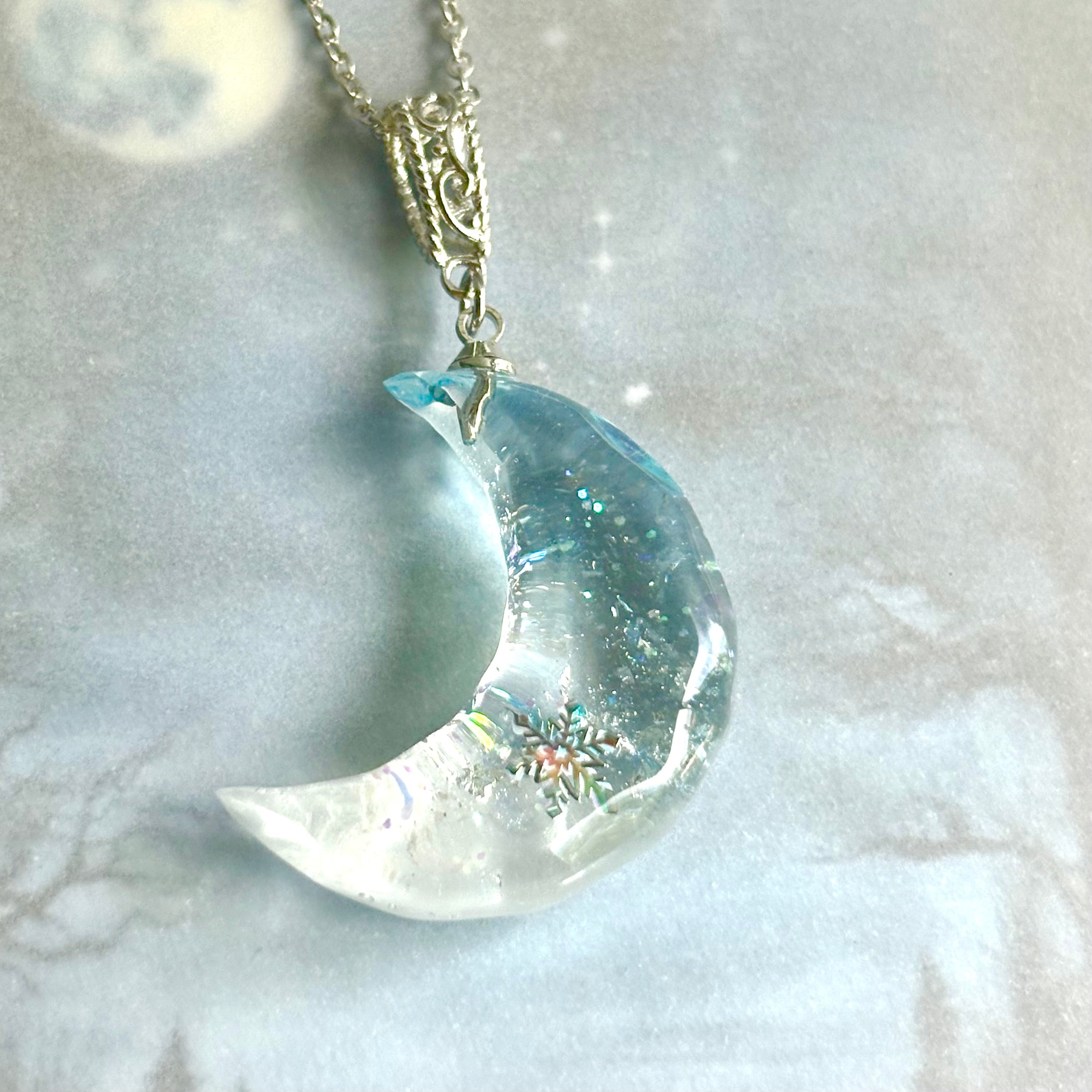 静かな夜　月と雪の結晶レジンネックレス 静かな夜 月と雪の結晶レジンネックレス